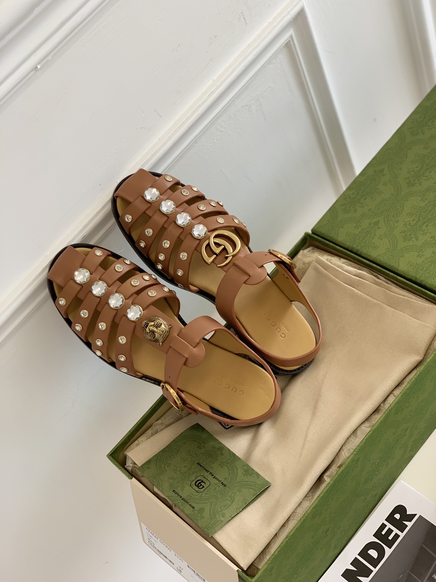 G*u*i sandals