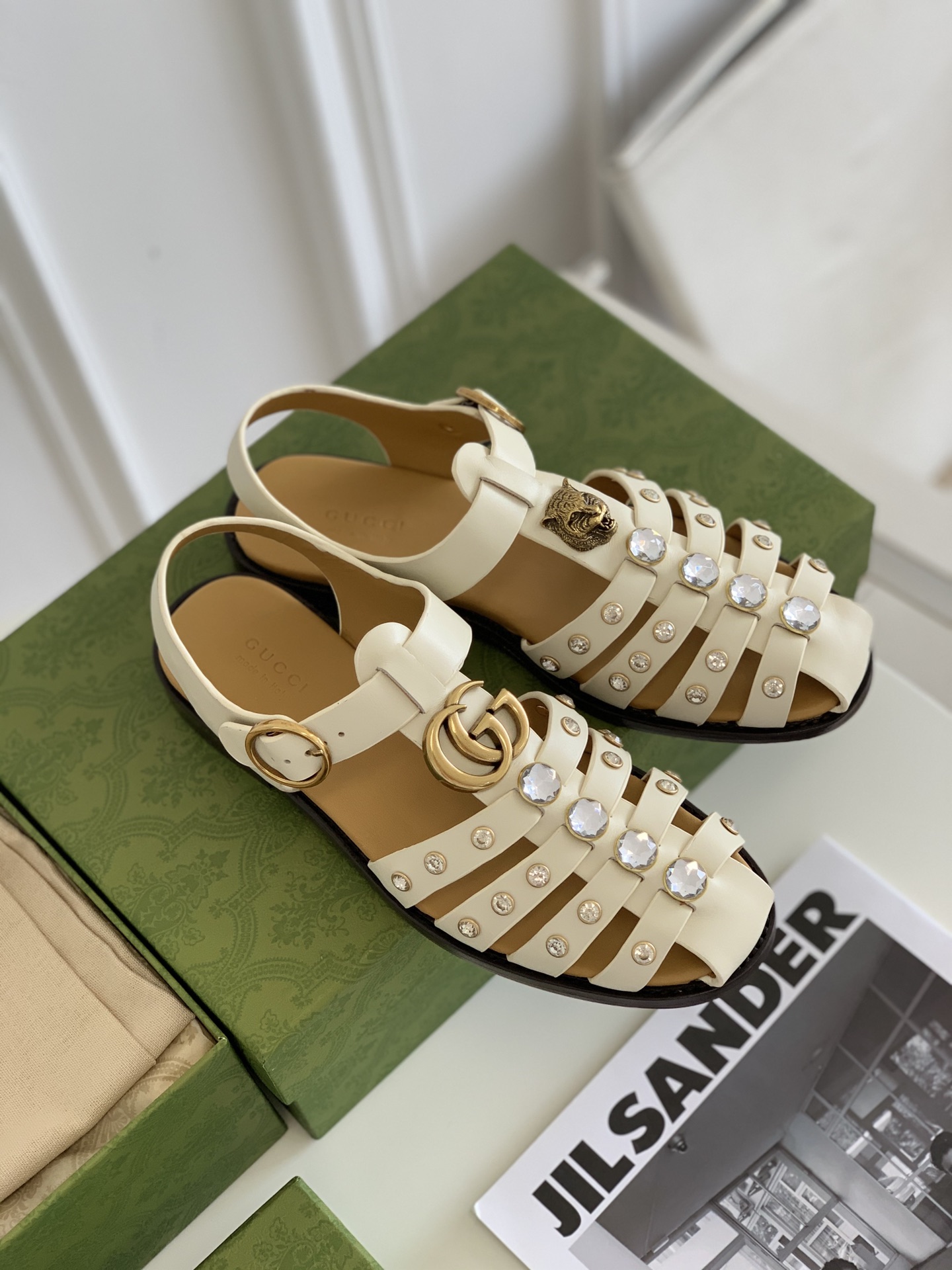 G*u*i sandals