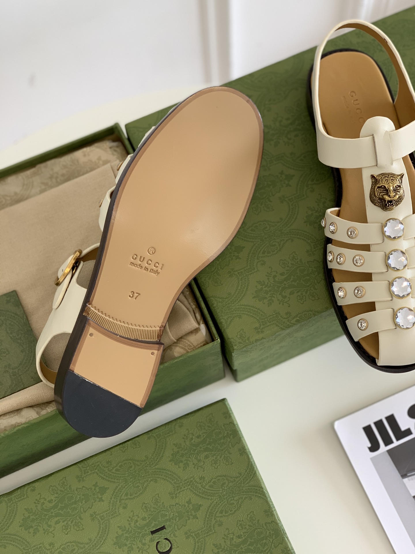 G*u*i sandals