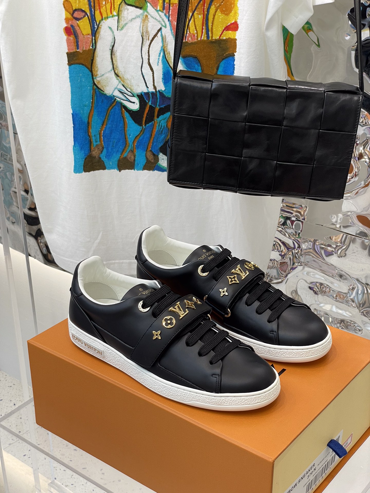 l0*is V*t0n sneakers
