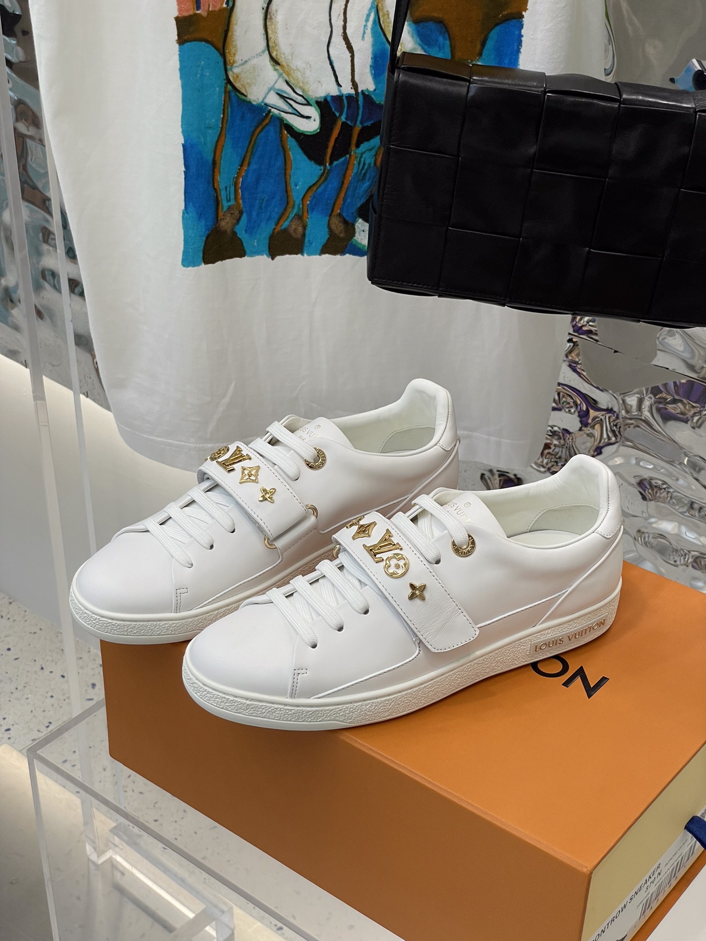l0*is V*t0n sneakers