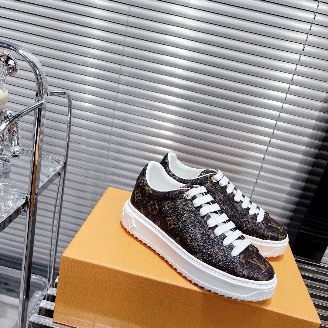 l0*is V*t0n low-top sneakers
