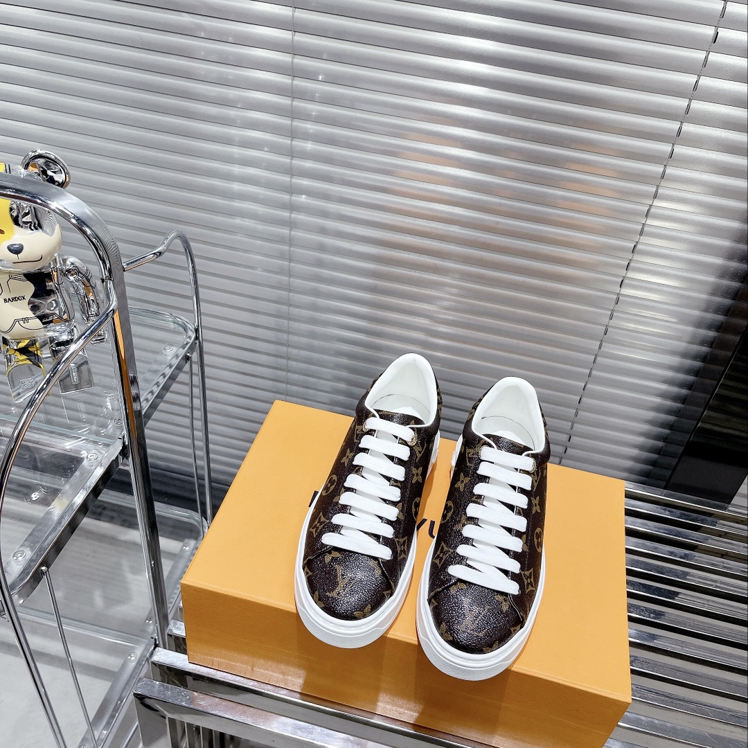 l0*is V*t0n low-top sneakers