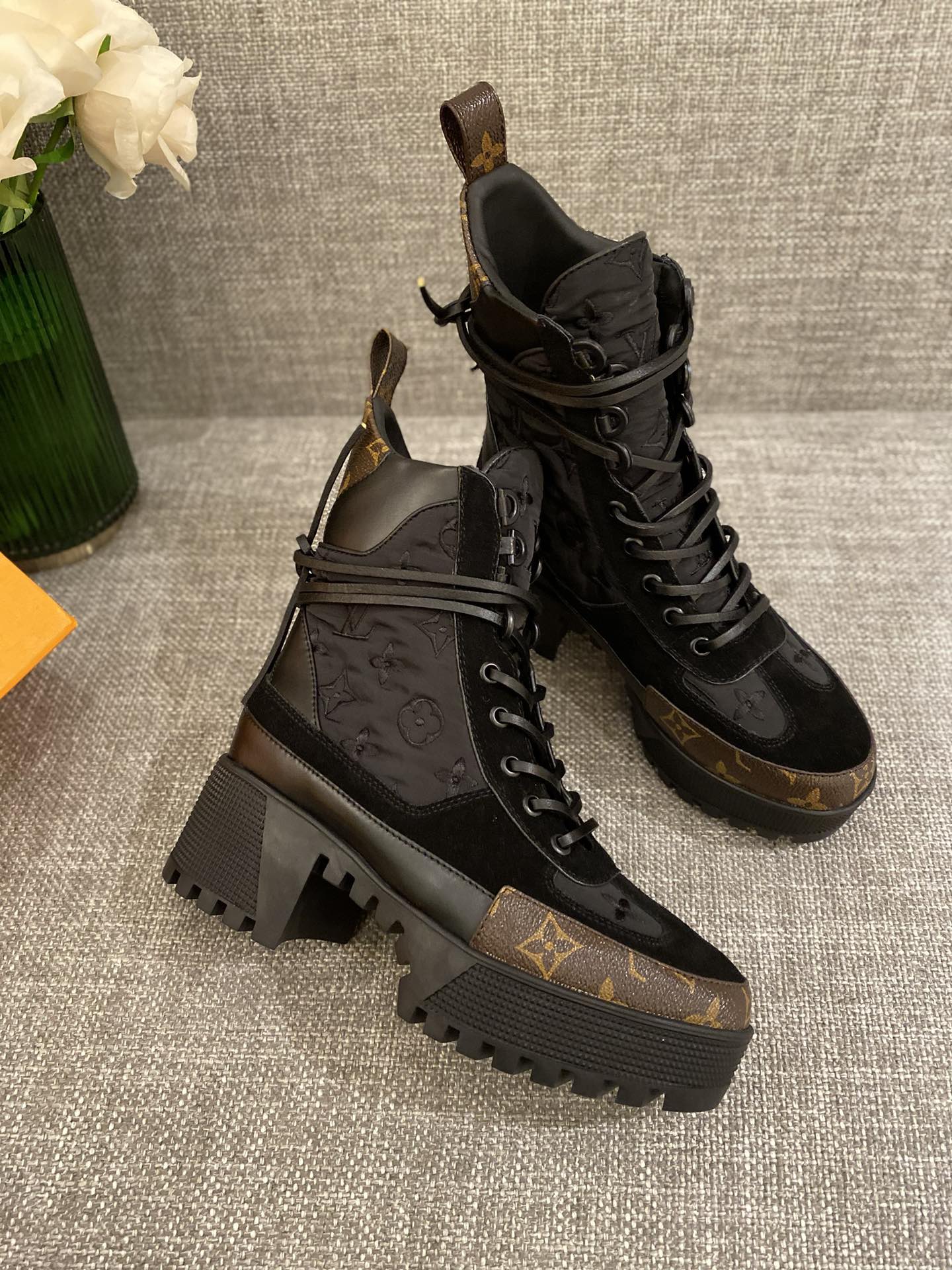 l0*is V*t0n boots