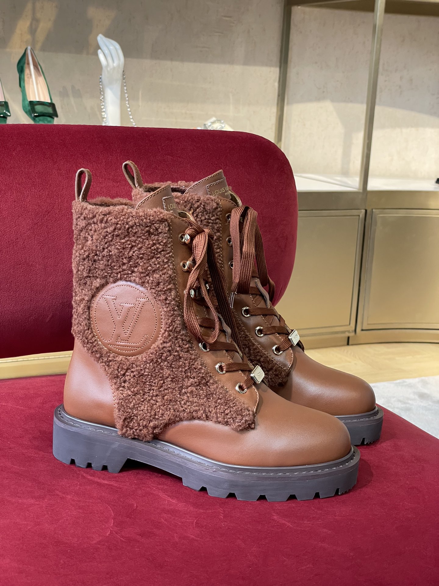 l0*is V*t0n boots
