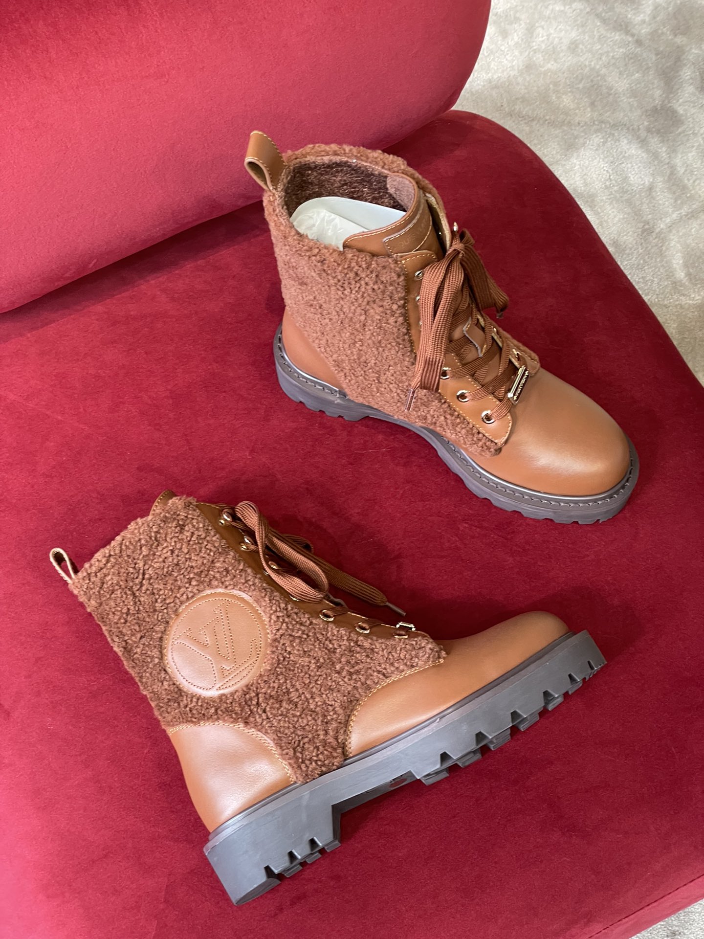 l0*is V*t0n boots