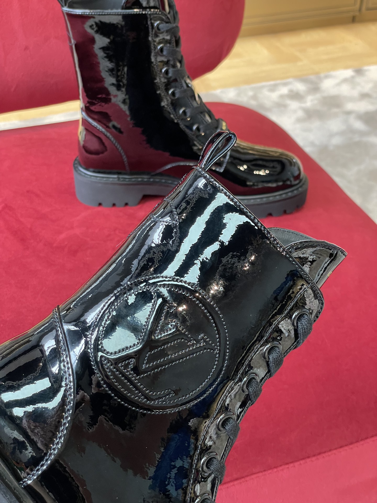 l0*is V*t0n boots