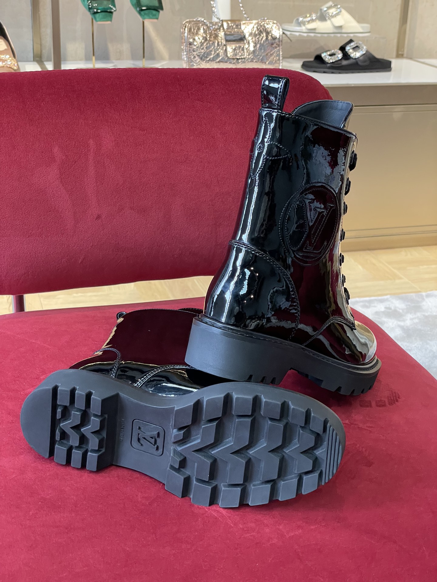 l0*is V*t0n boots