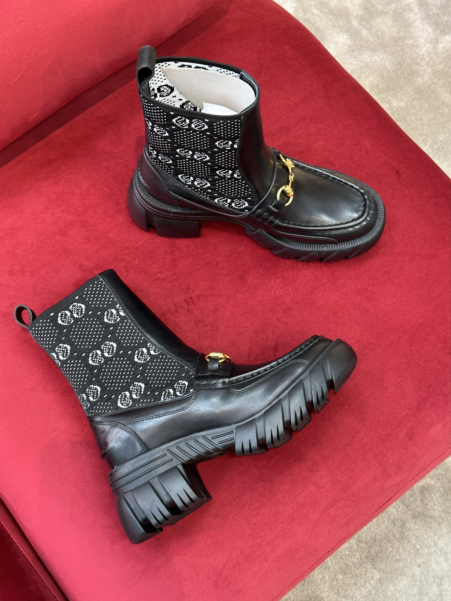G*u*i boots