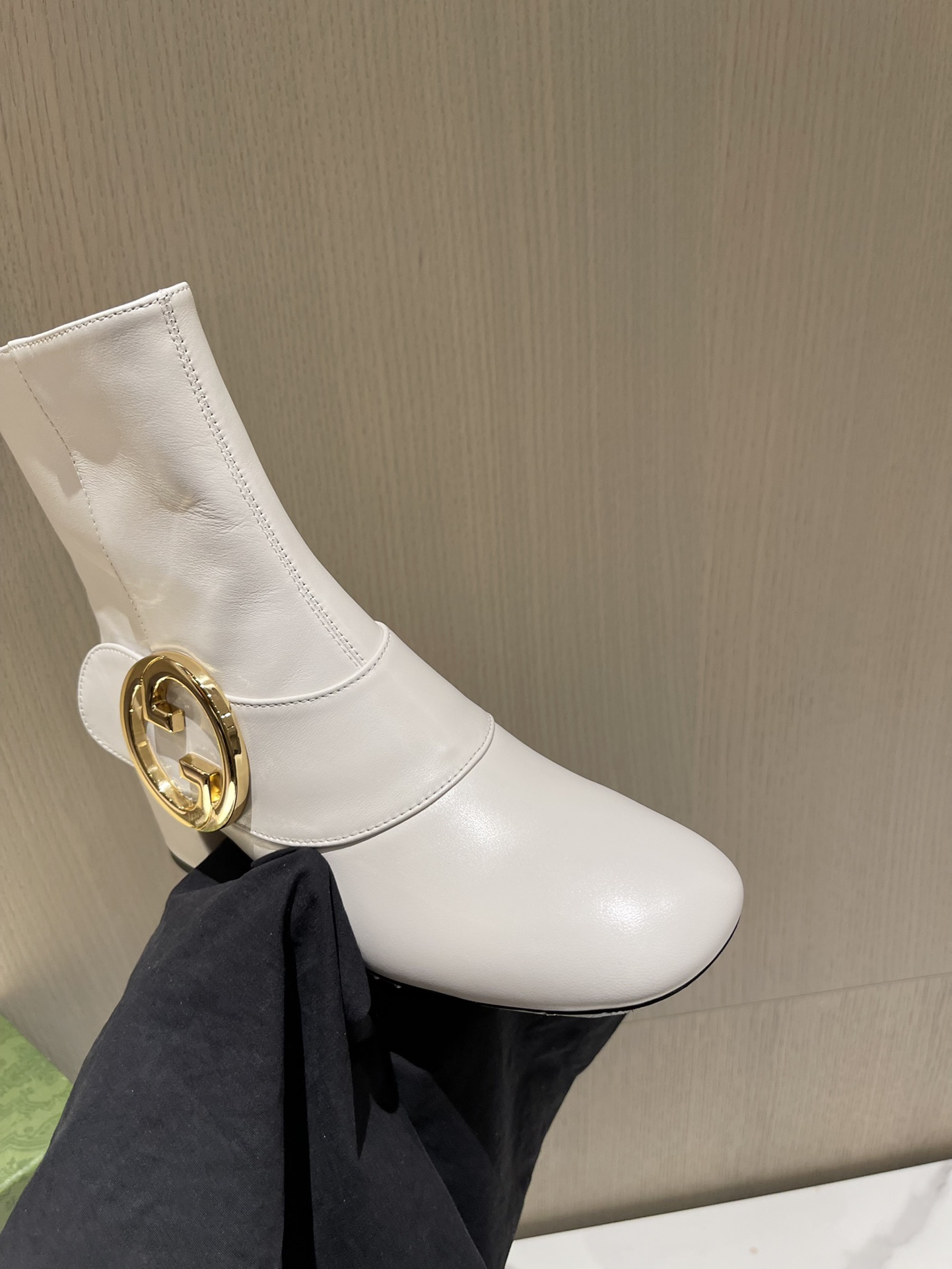 G*u*i boots