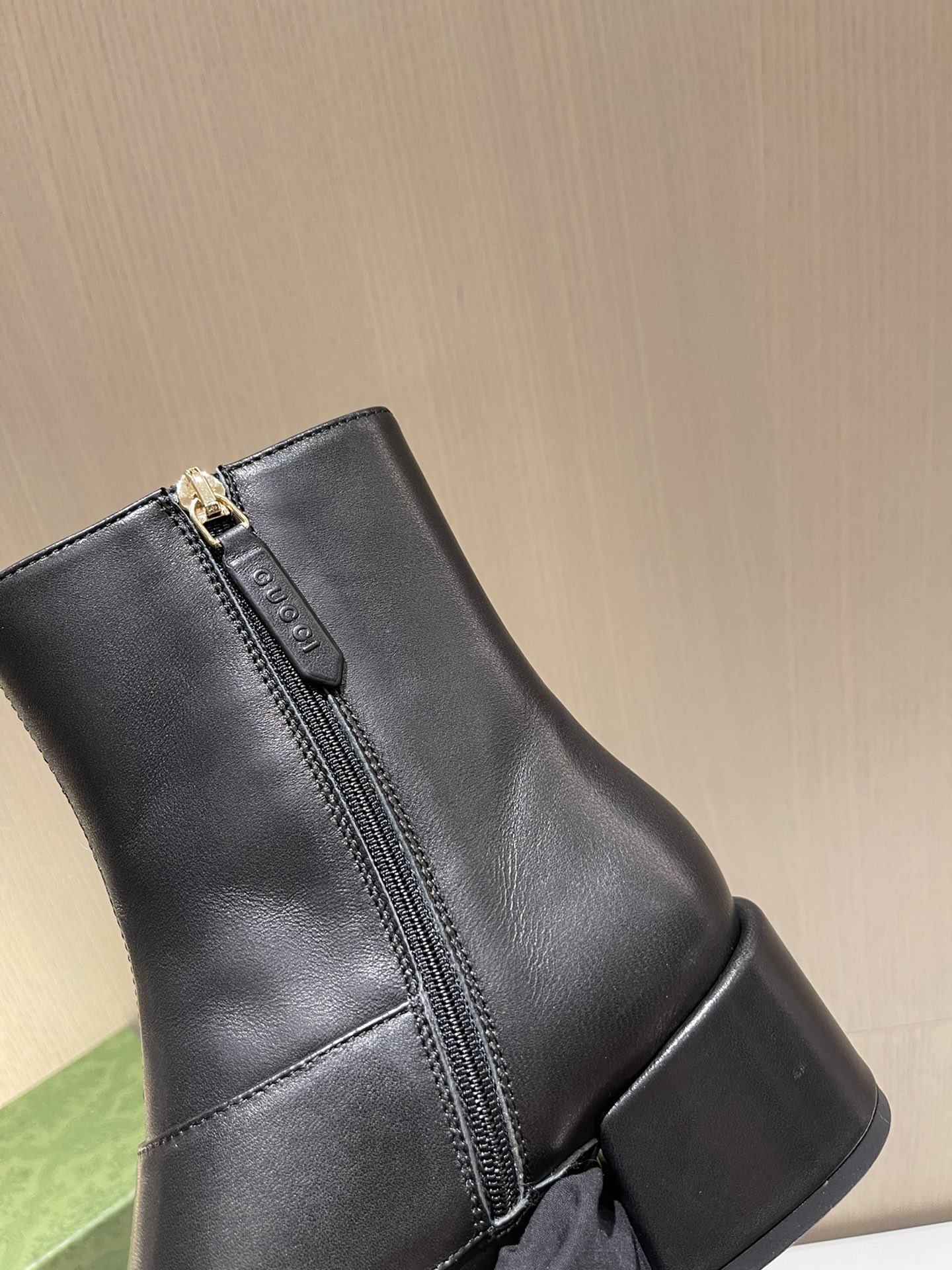 G*u*i boots