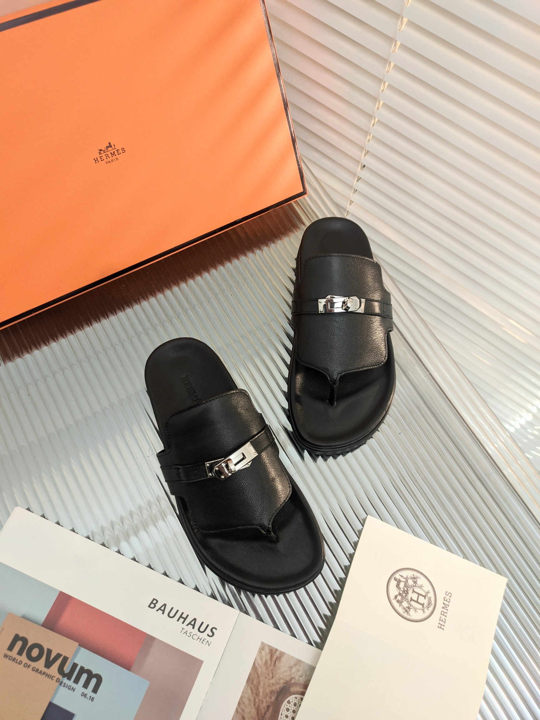 H**mes sandals