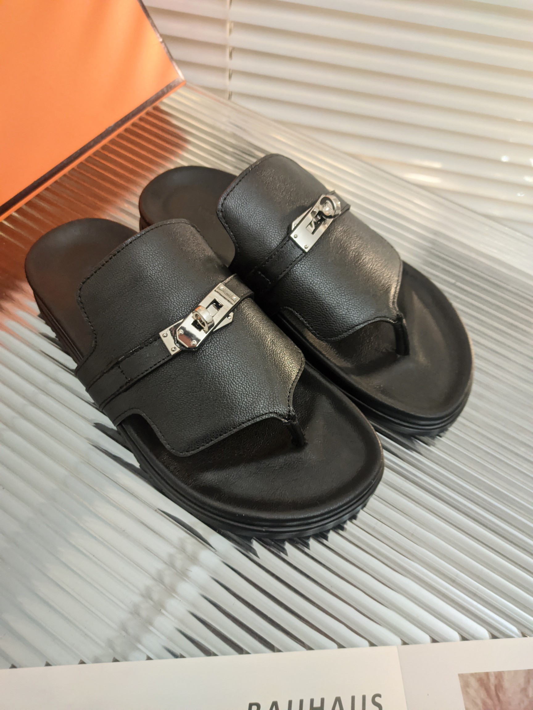 H**mes sandals