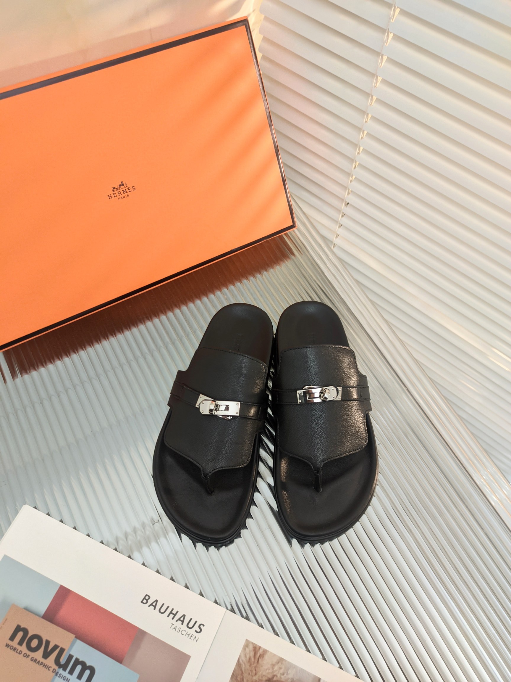 H**mes sandals