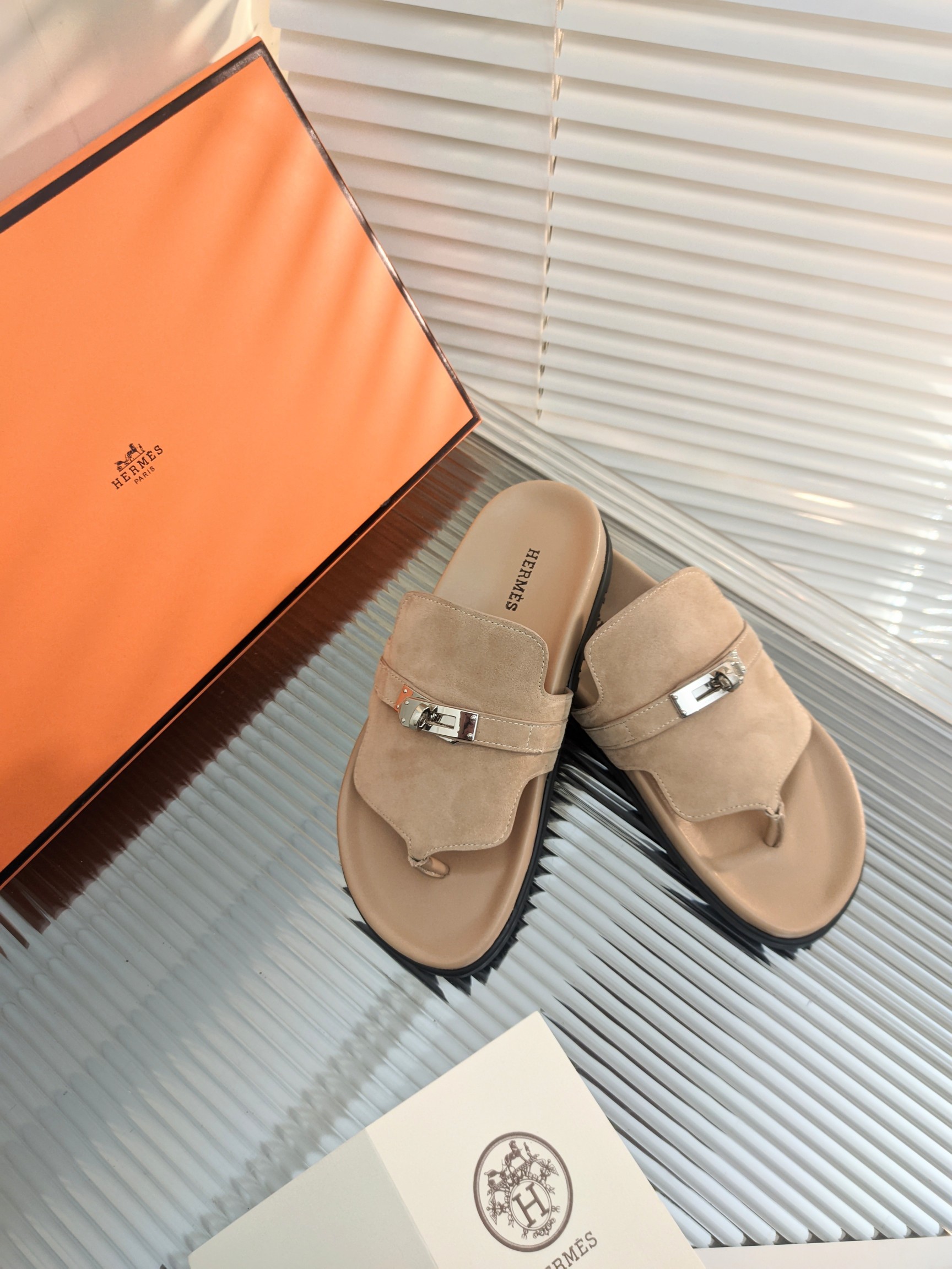 H**mes sandals