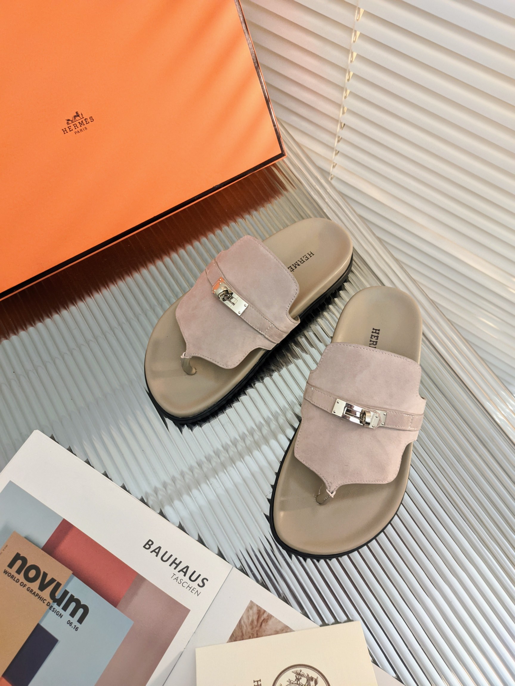 H**mes sandals