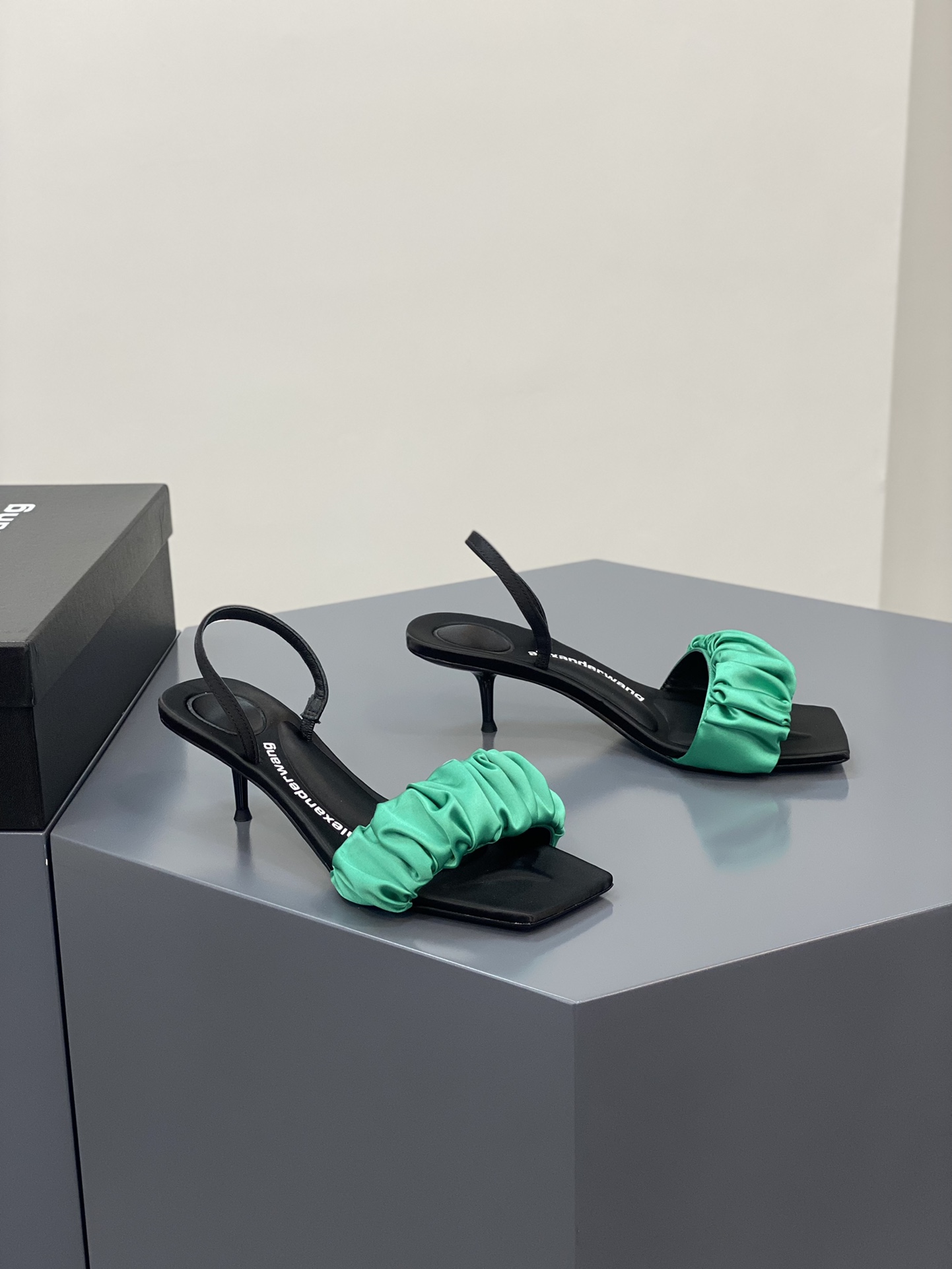 A1exa*der heels