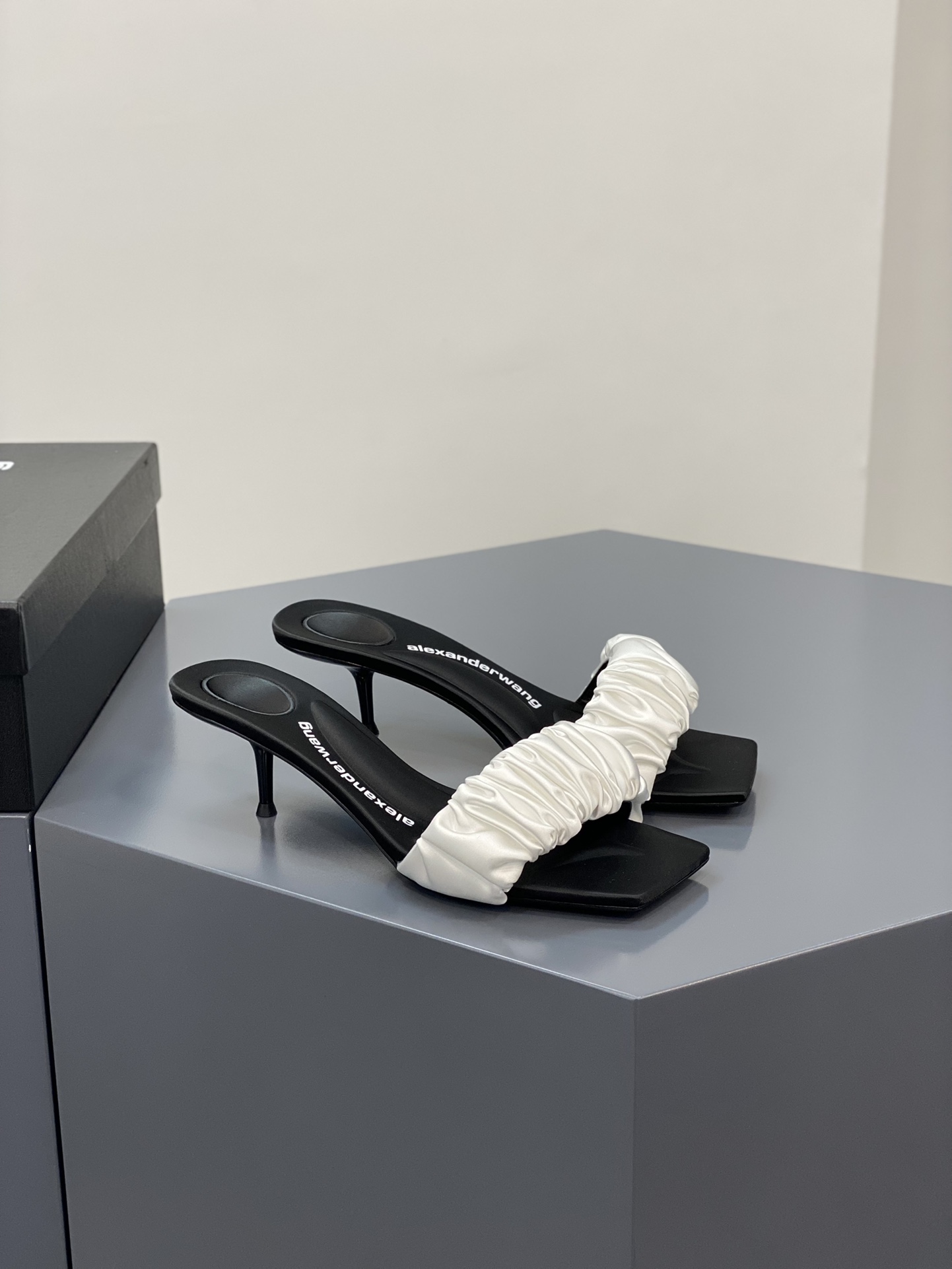 A1exa*der heels