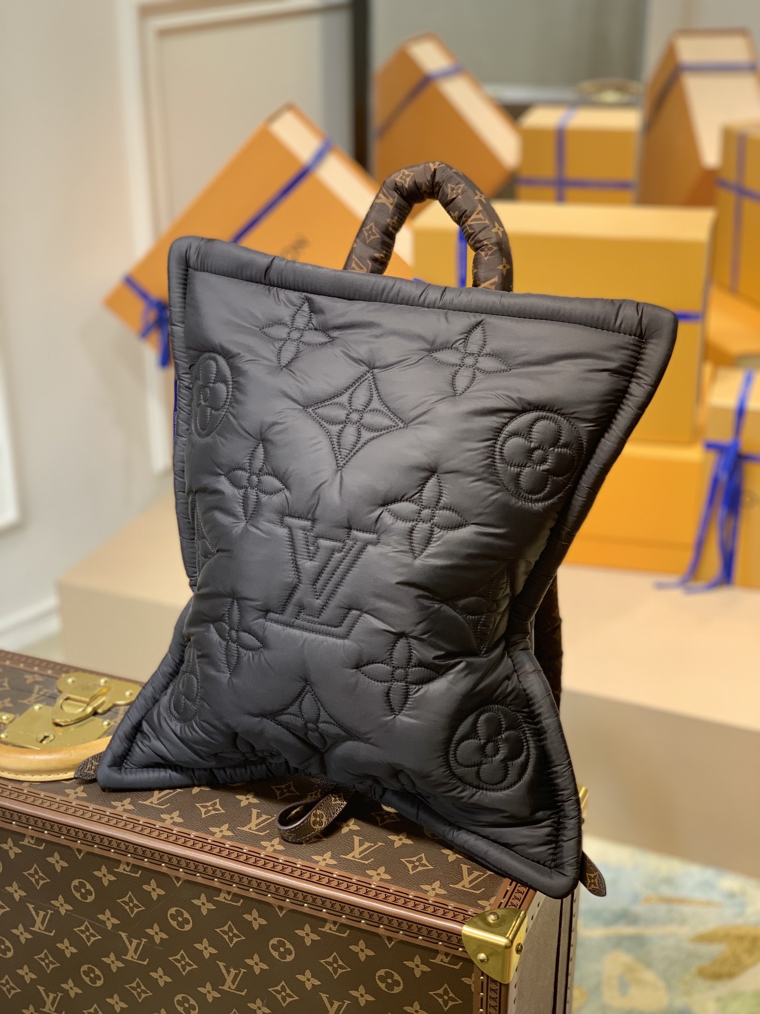 l0*is V*t0n onthego handbag-39*46*3cm