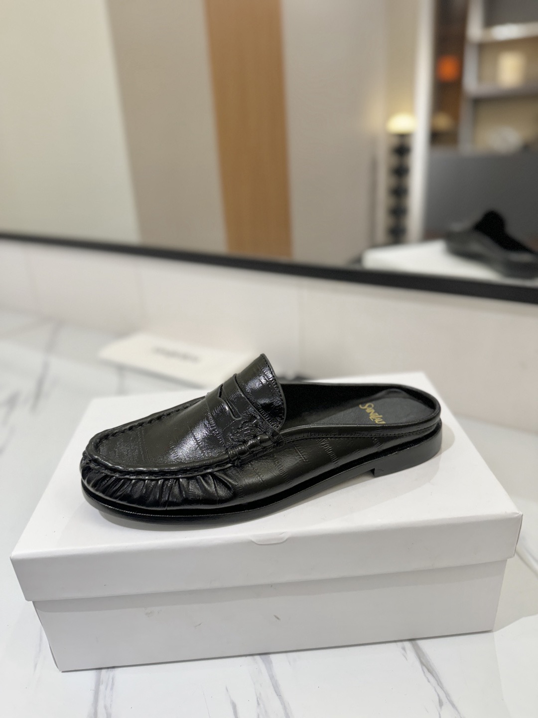 Y51 Loafer