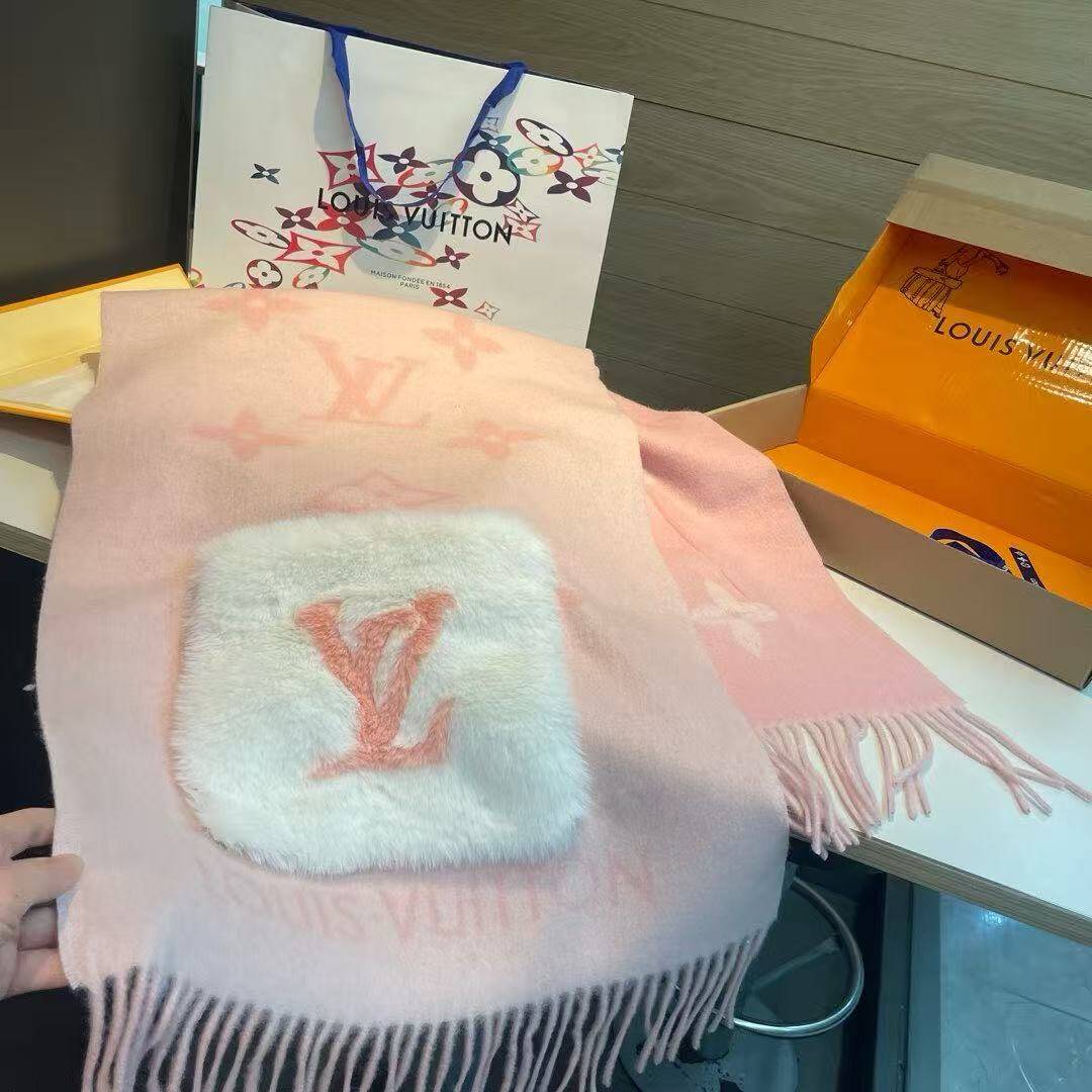 l0vis Vvtt0n scarf