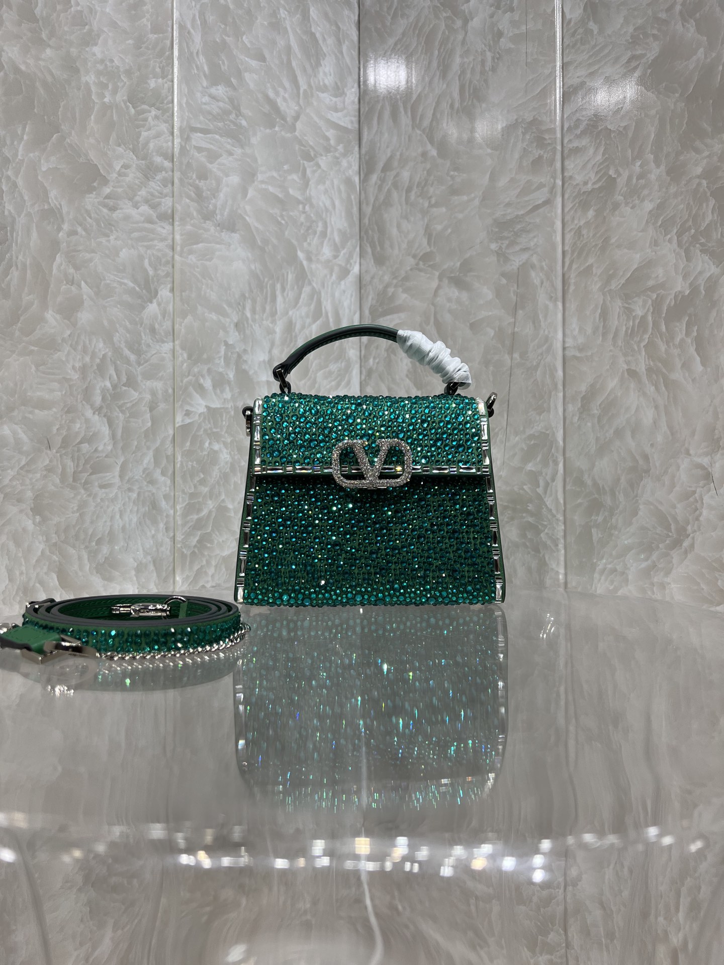 Va1e*ntin0 vlogo signature chain bag-19*13*9cm