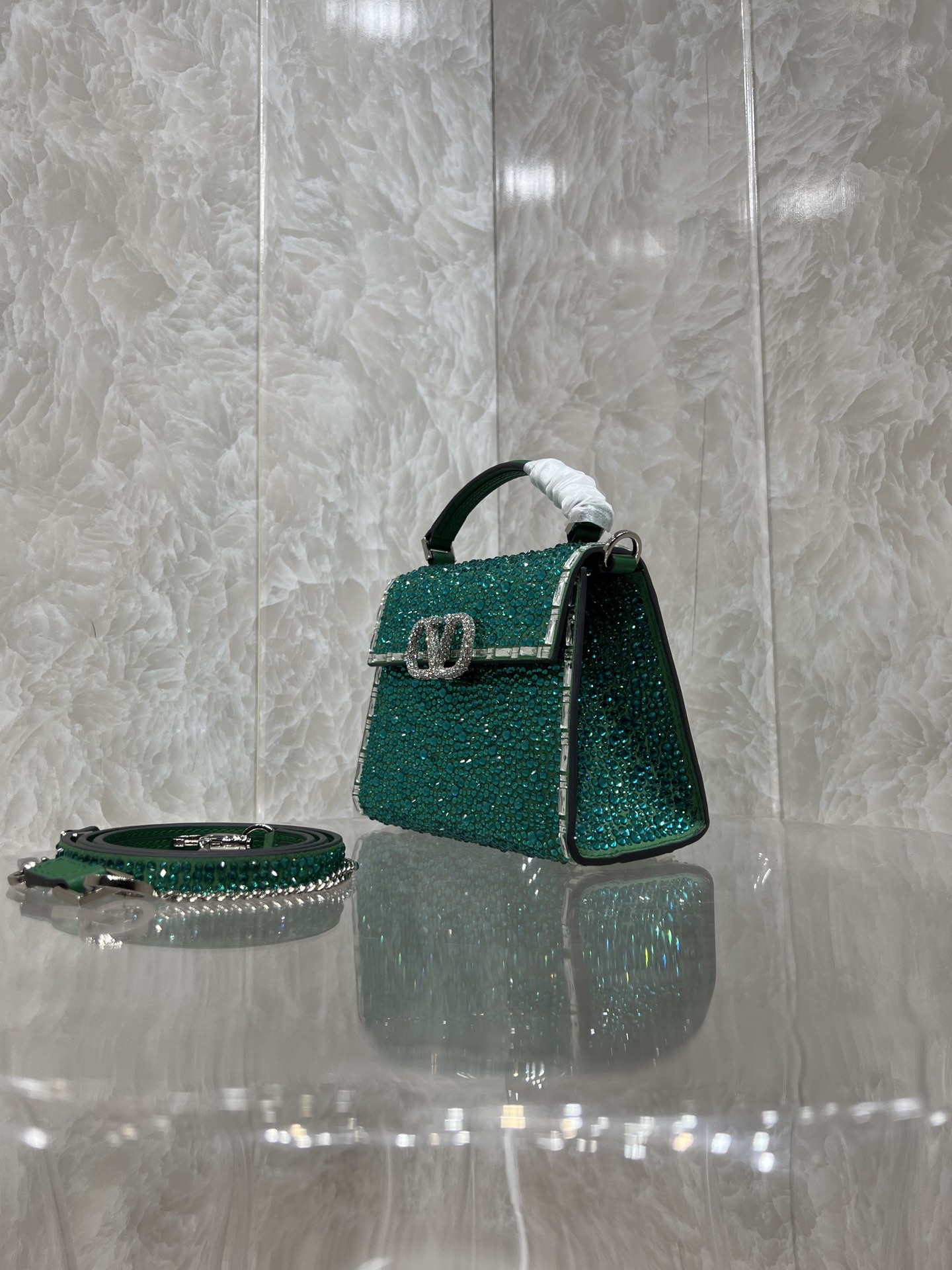 Va1e*ntin0 vlogo signature chain bag-19*13*9cm