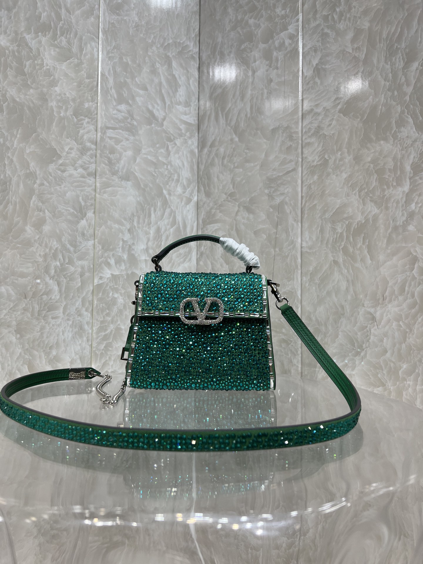 Va1e*ntin0 vlogo signature chain bag-19*13*9cm