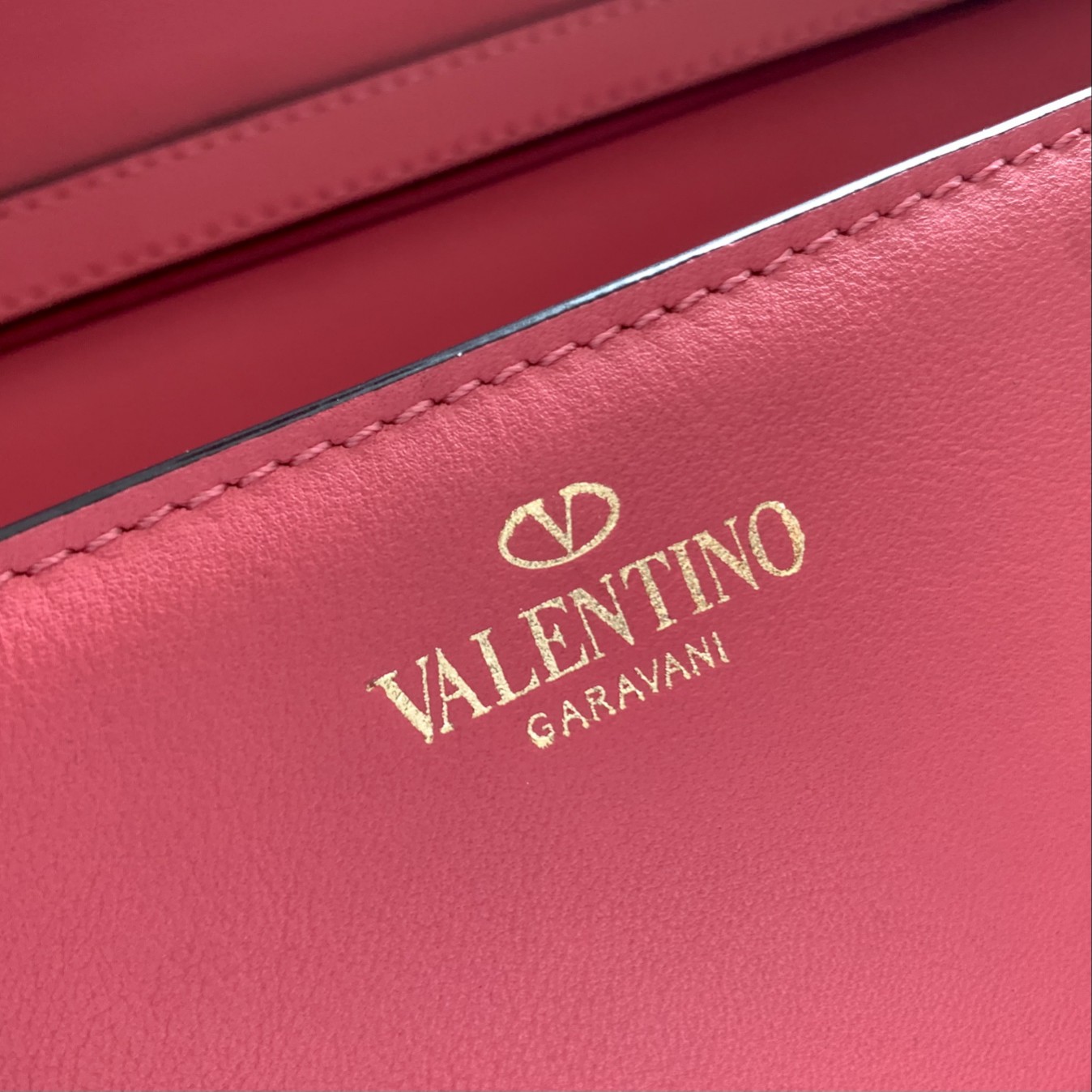 Va1e*ntin0 garavani locò shoulder bbag in calfskin with metallic vlogo-27*13*6cm