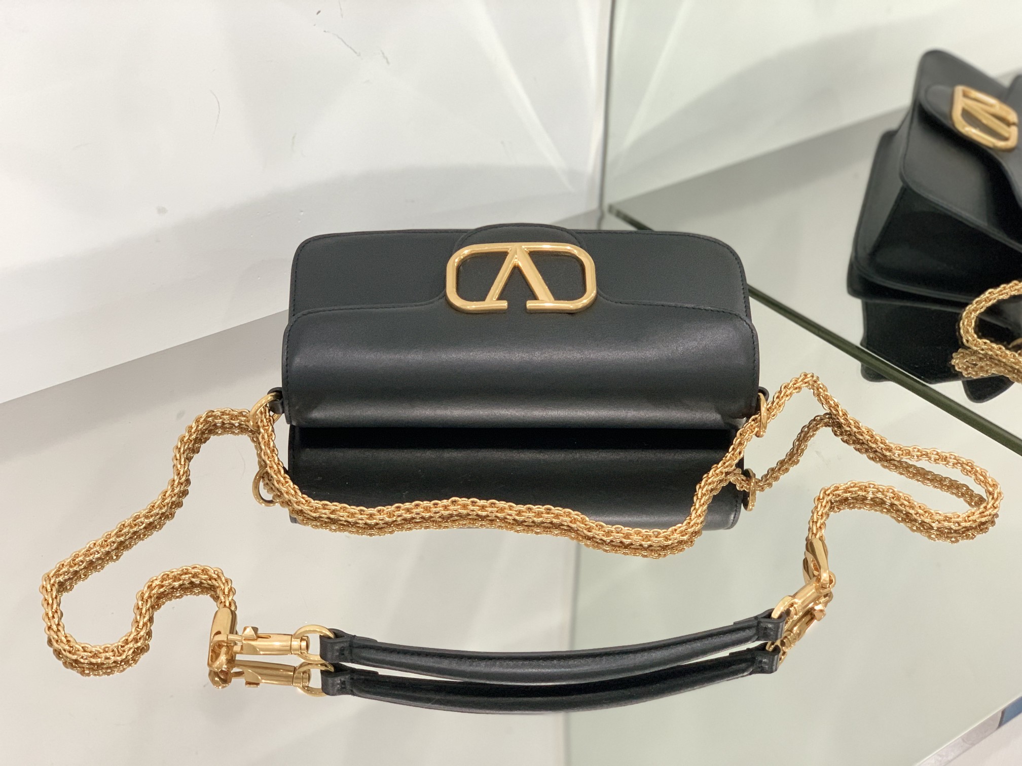 Va1e*ntin0 garavani locò shoulder bbag in calfskin with metallic vlogo-27*13*6cm