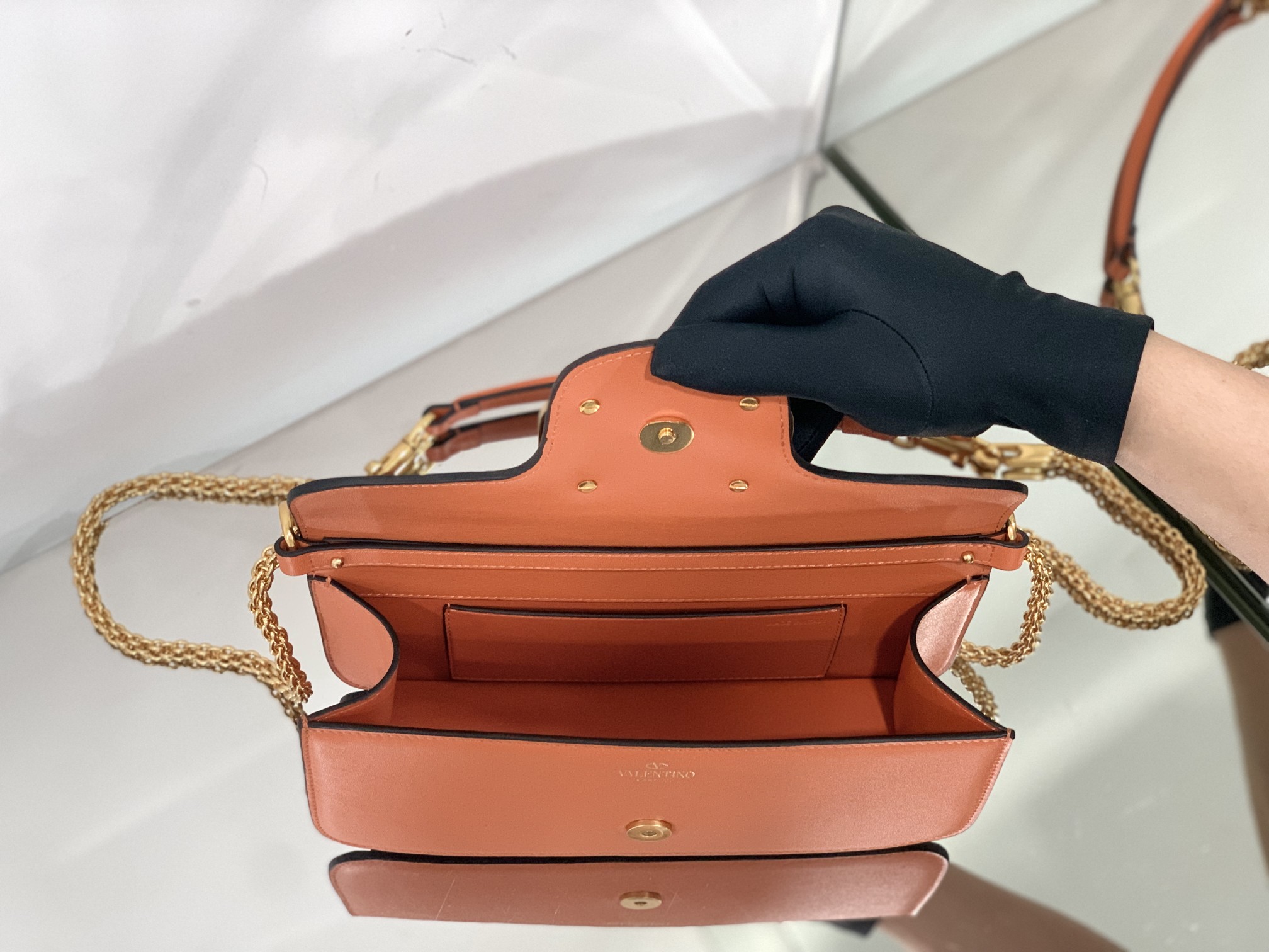 Va1e*ntin0 garavani locò shoulder bbag in calfskin with metallic vlogo-27*13*6cm