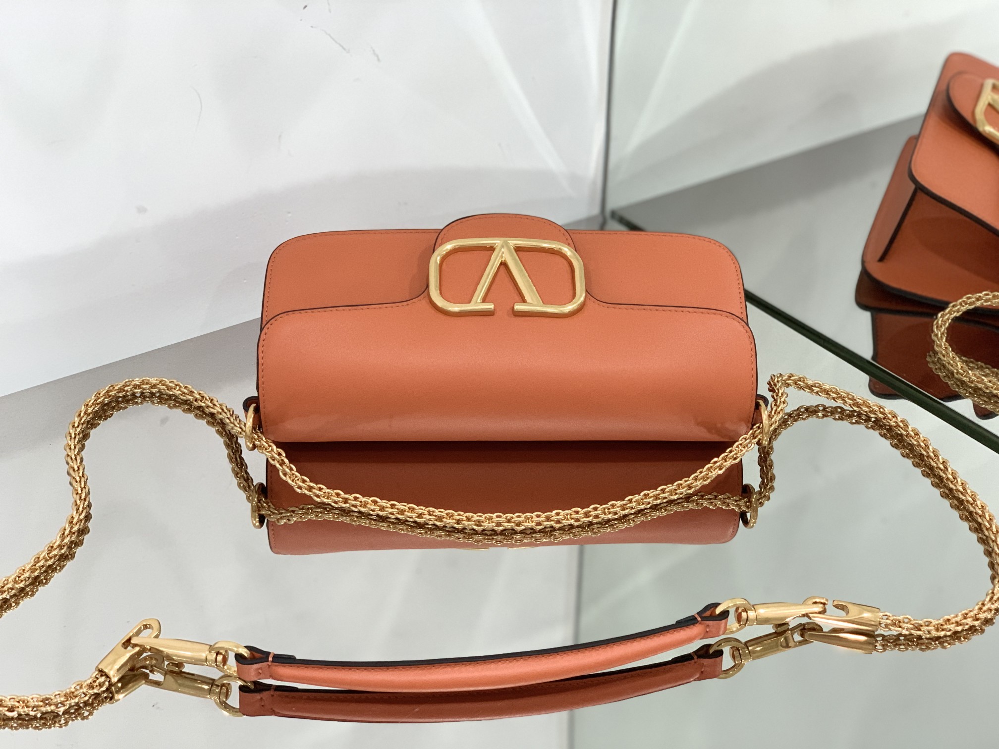 Va1e*ntin0 garavani locò shoulder bbag in calfskin with metallic vlogo-27*13*6cm