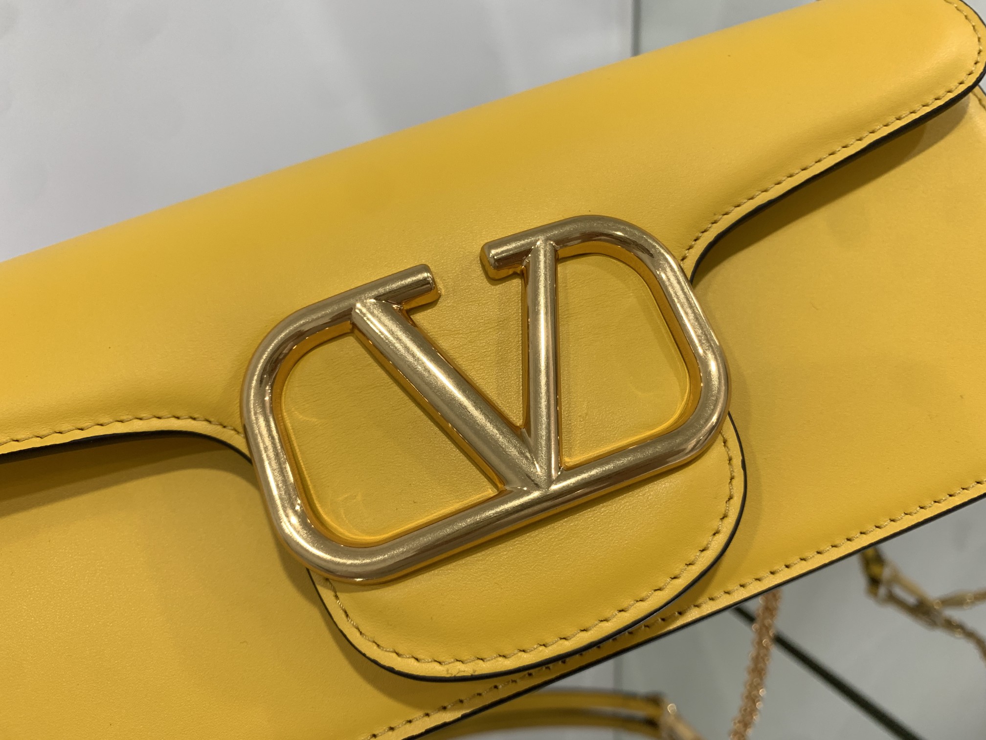 Va1e*ntin0 garavani locò shoulder bbag in calfskin with metallic vlogo-27*13*6cm