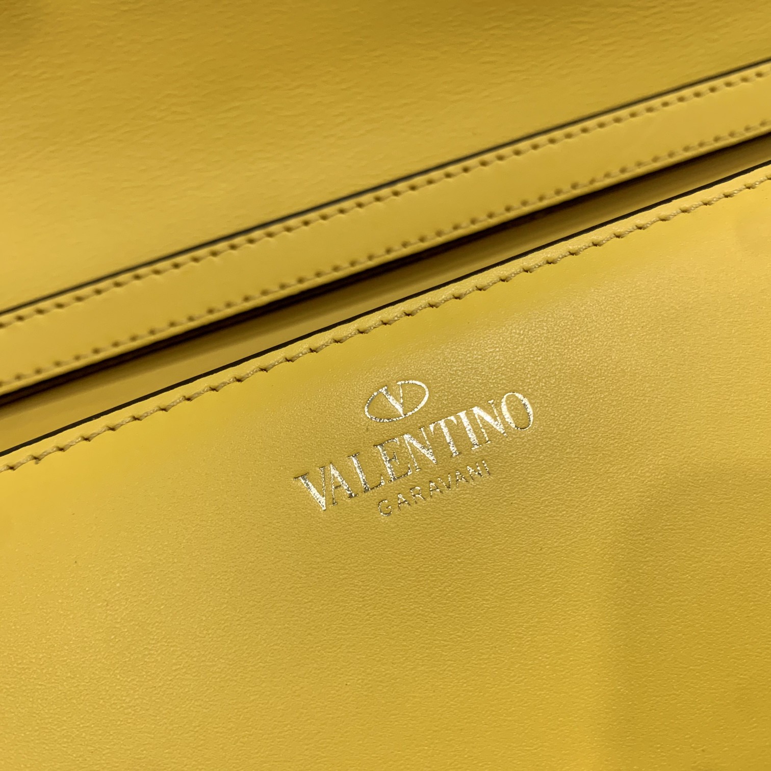 Va1e*ntin0 garavani locò shoulder bbag in calfskin with metallic vlogo-27*13*6cm