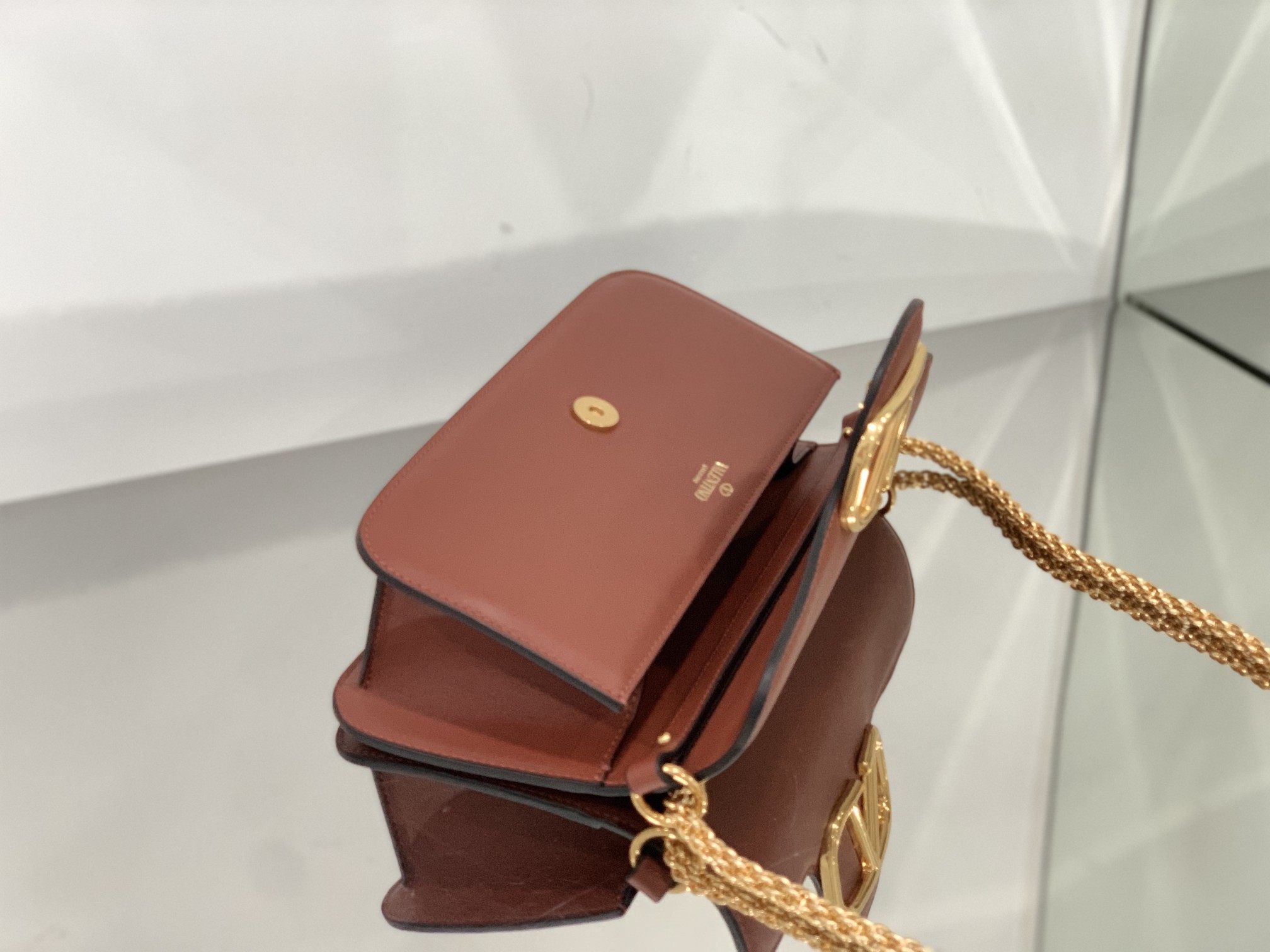 Va1e*ntin0 garavani locò shoulder bbag in calfskin with metallic vlogo-27*13*6cm