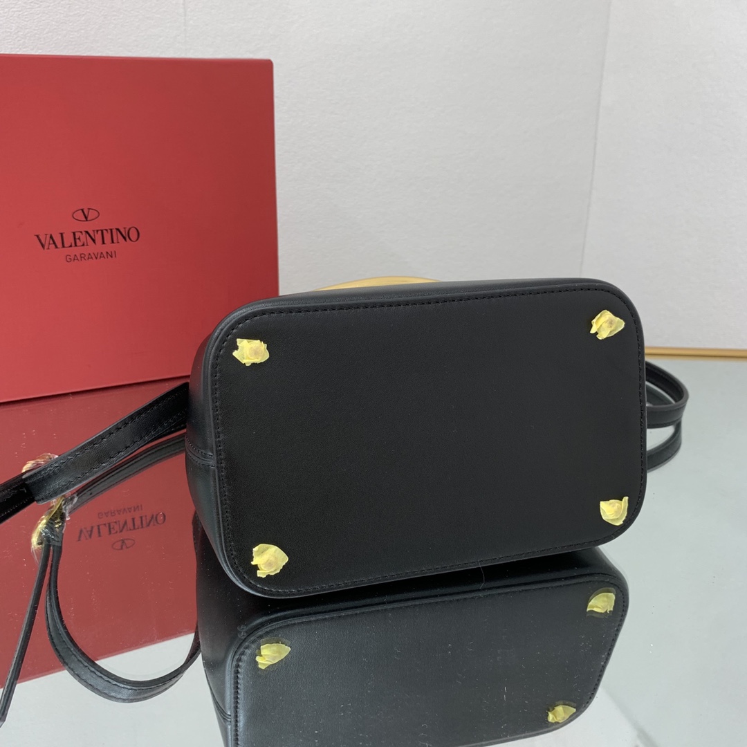 Va1e*ntin0 garavani s*pervee bag-20*19*12cm