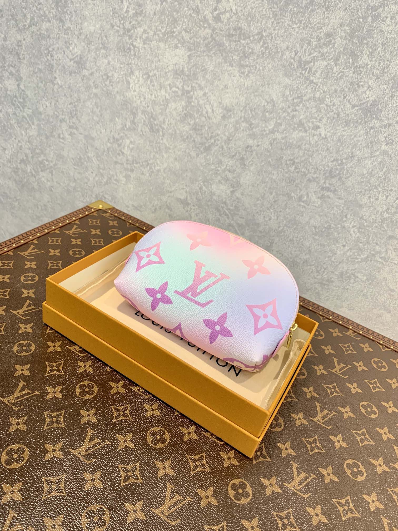 l0*is V*t0n cosmetic bag-19*12*6cm