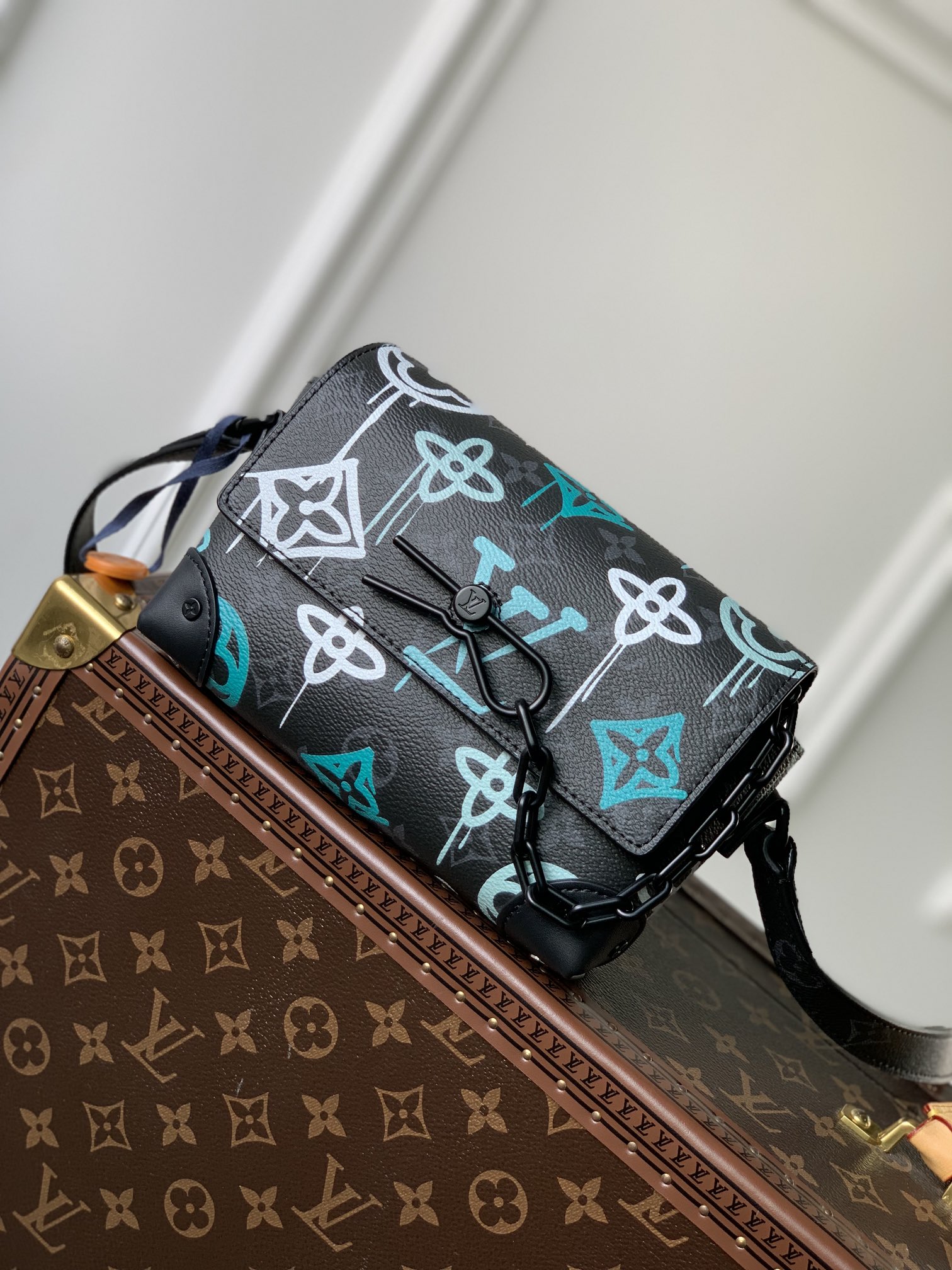 l0*is V*t0nsteamer bag-18x 11x 6.5cm