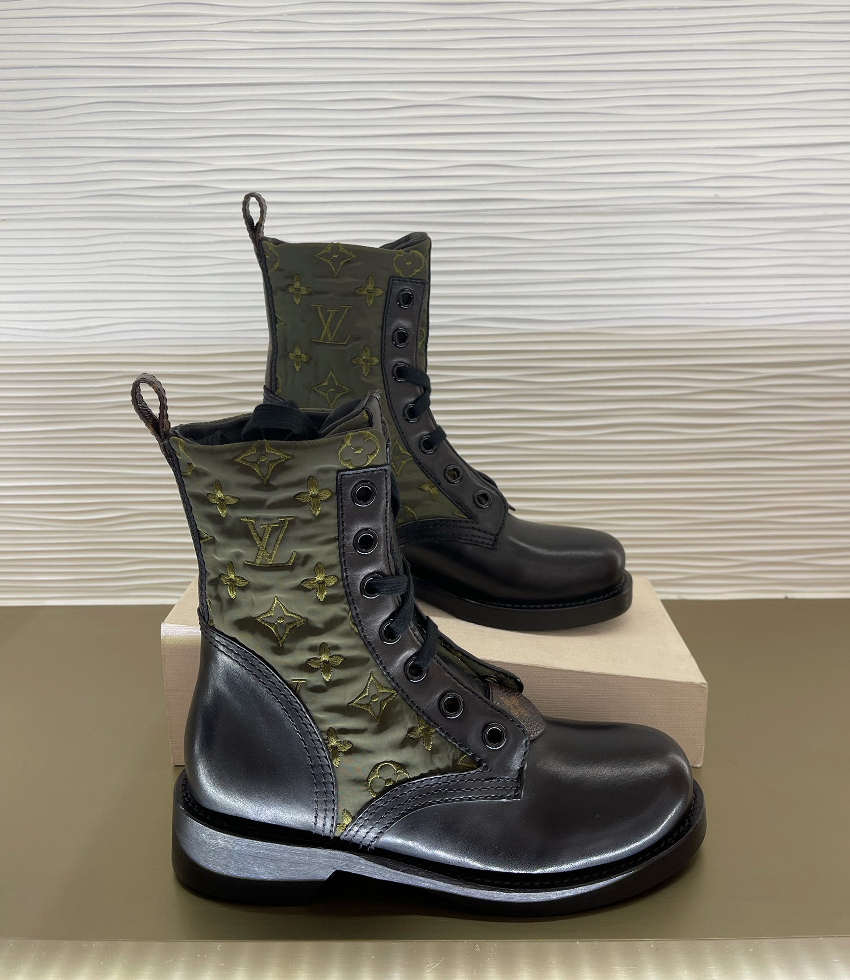 l0*is V*t0n boots