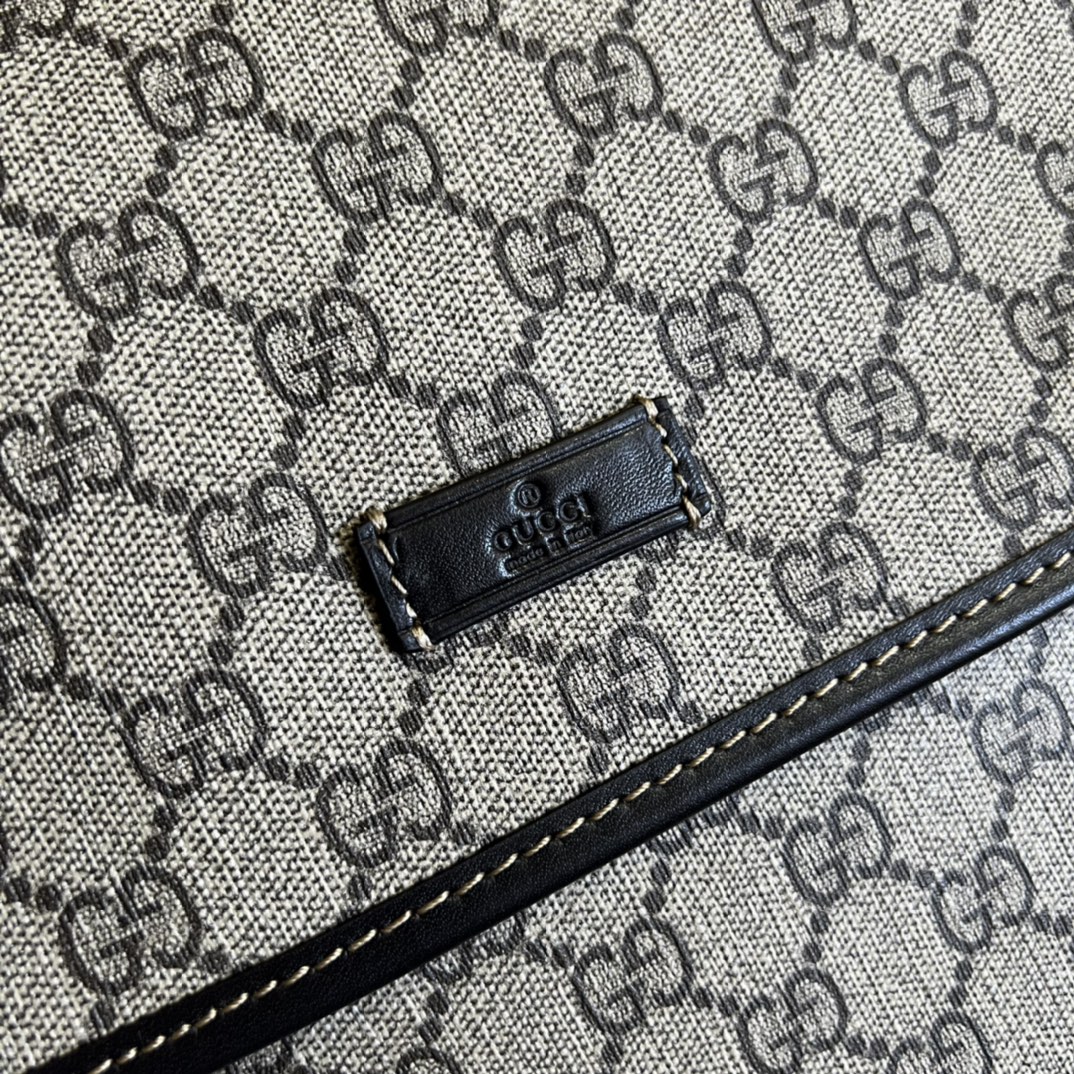 G*u*i messenger bag-33x 22x 11cm