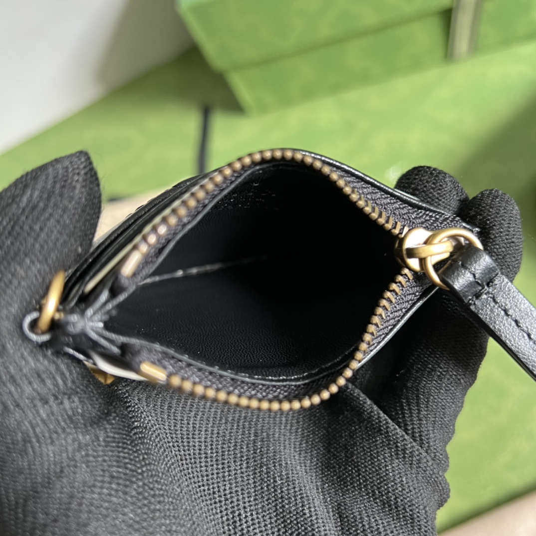 G*u*i wallet-10*7.5*1cm