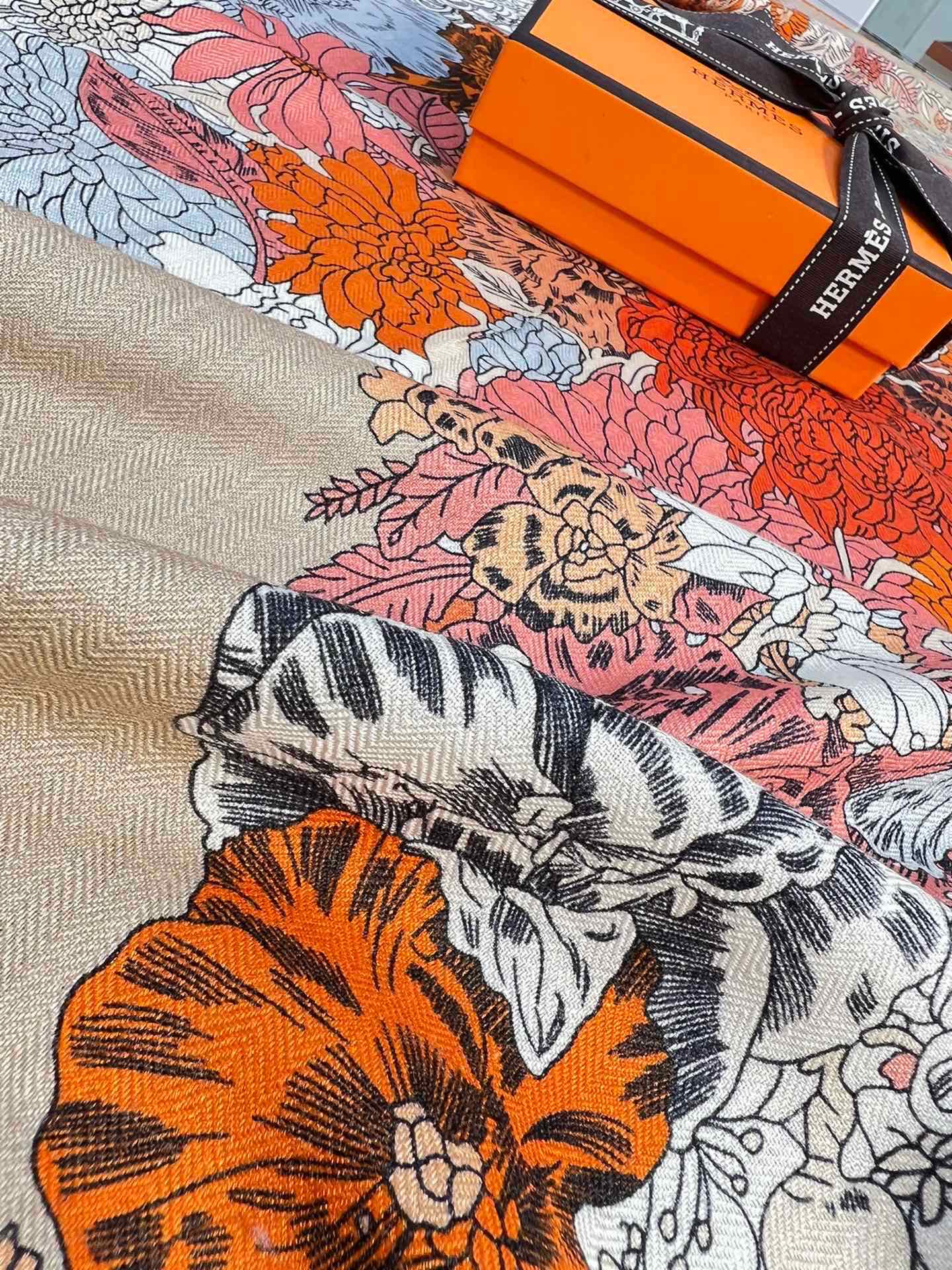 H**mes shawls-140*140cm