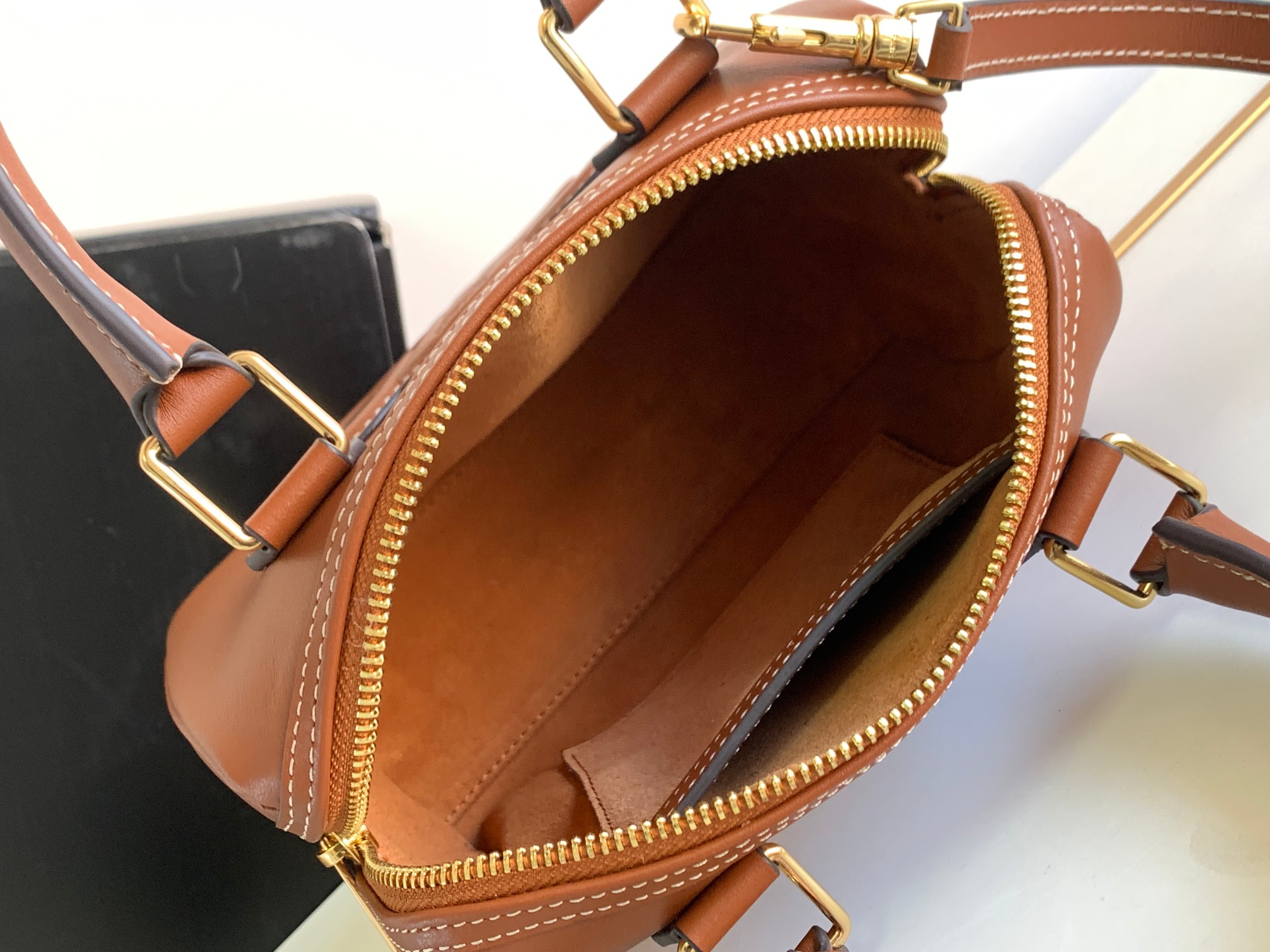 Ce**e 2023ss cuir triomphe bag-19.5 x 14 x 7cm
