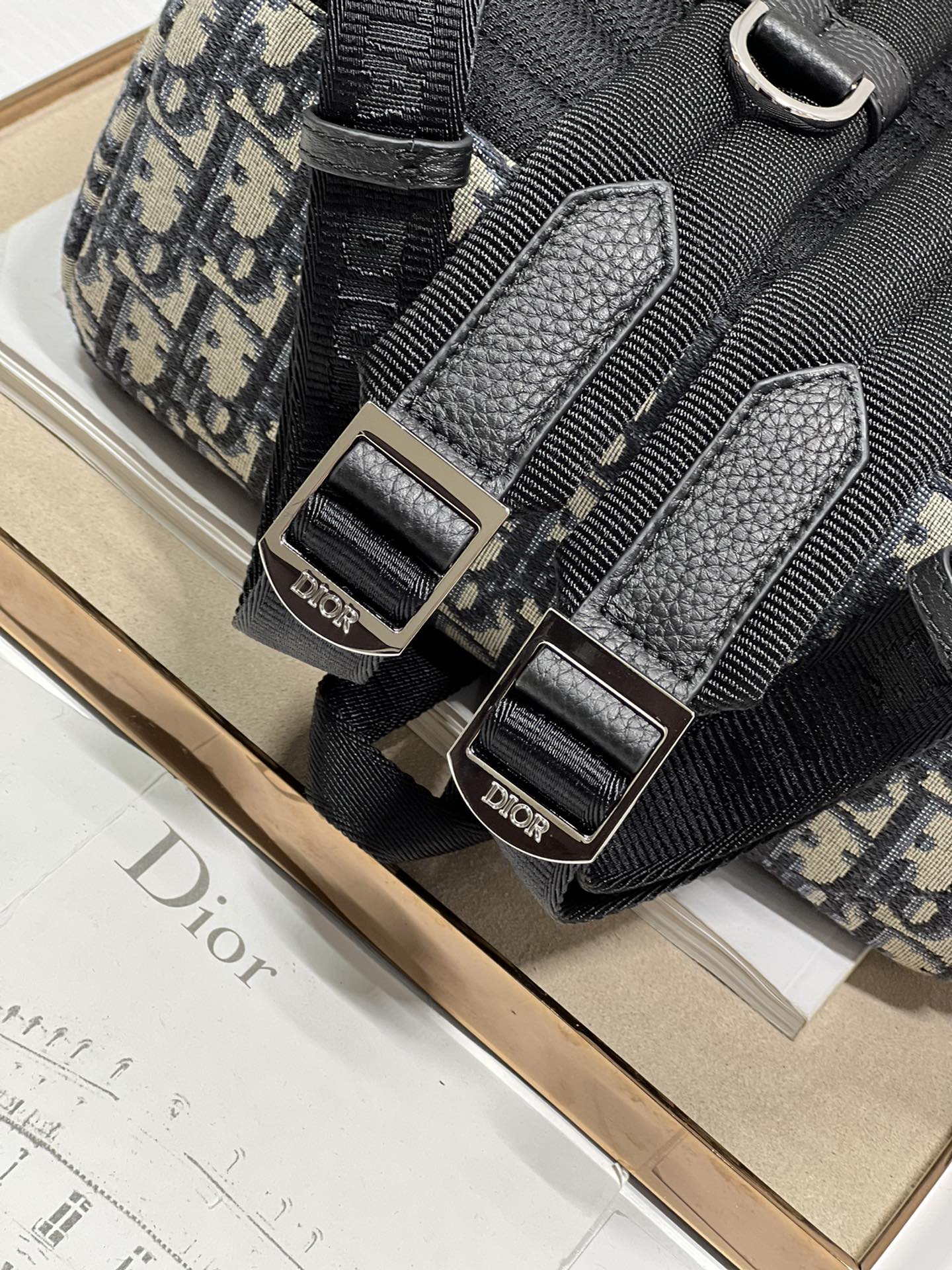 D*or oblique explorer backpack-23.5×11×32cm