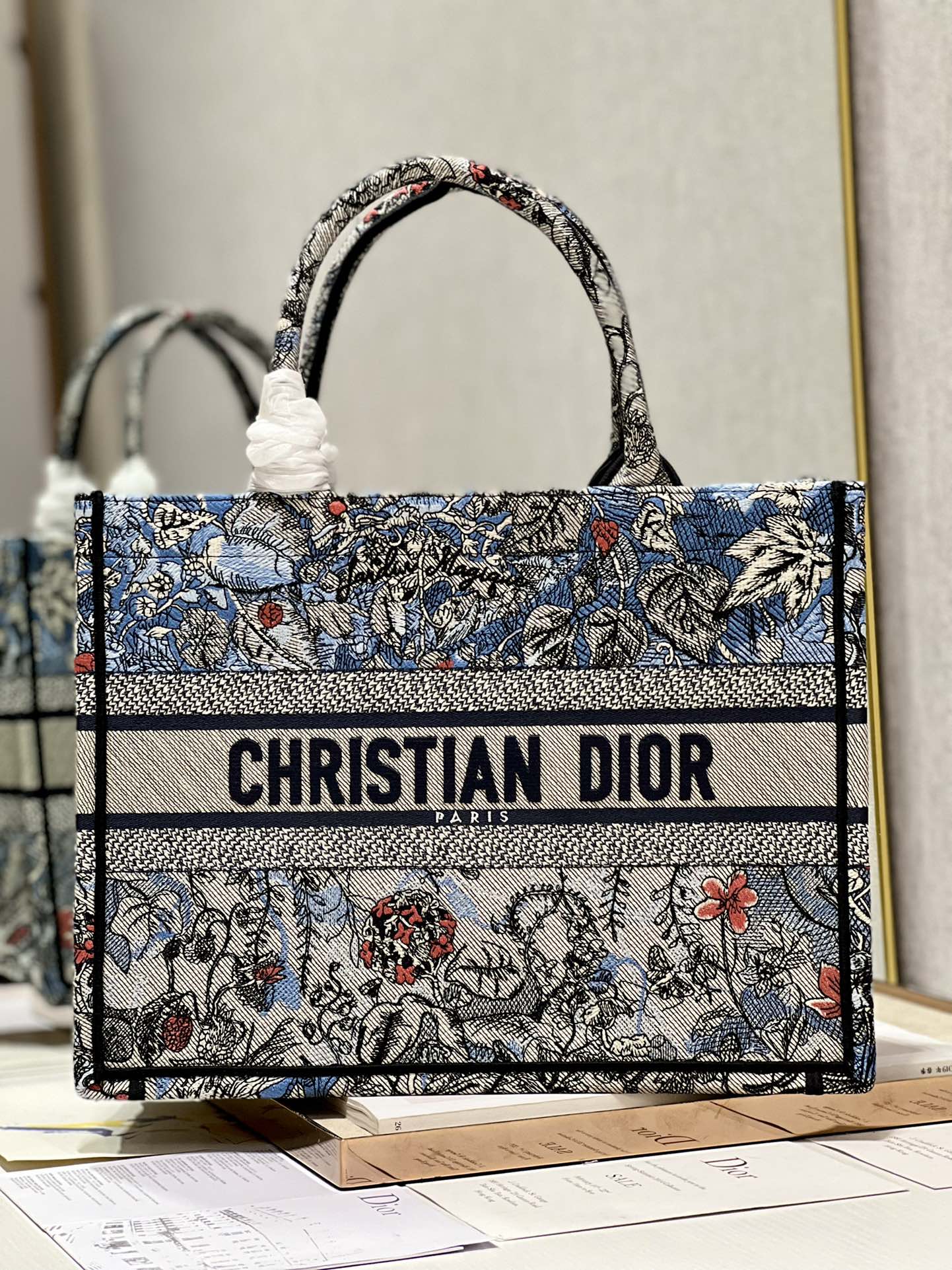 D*or book tote
