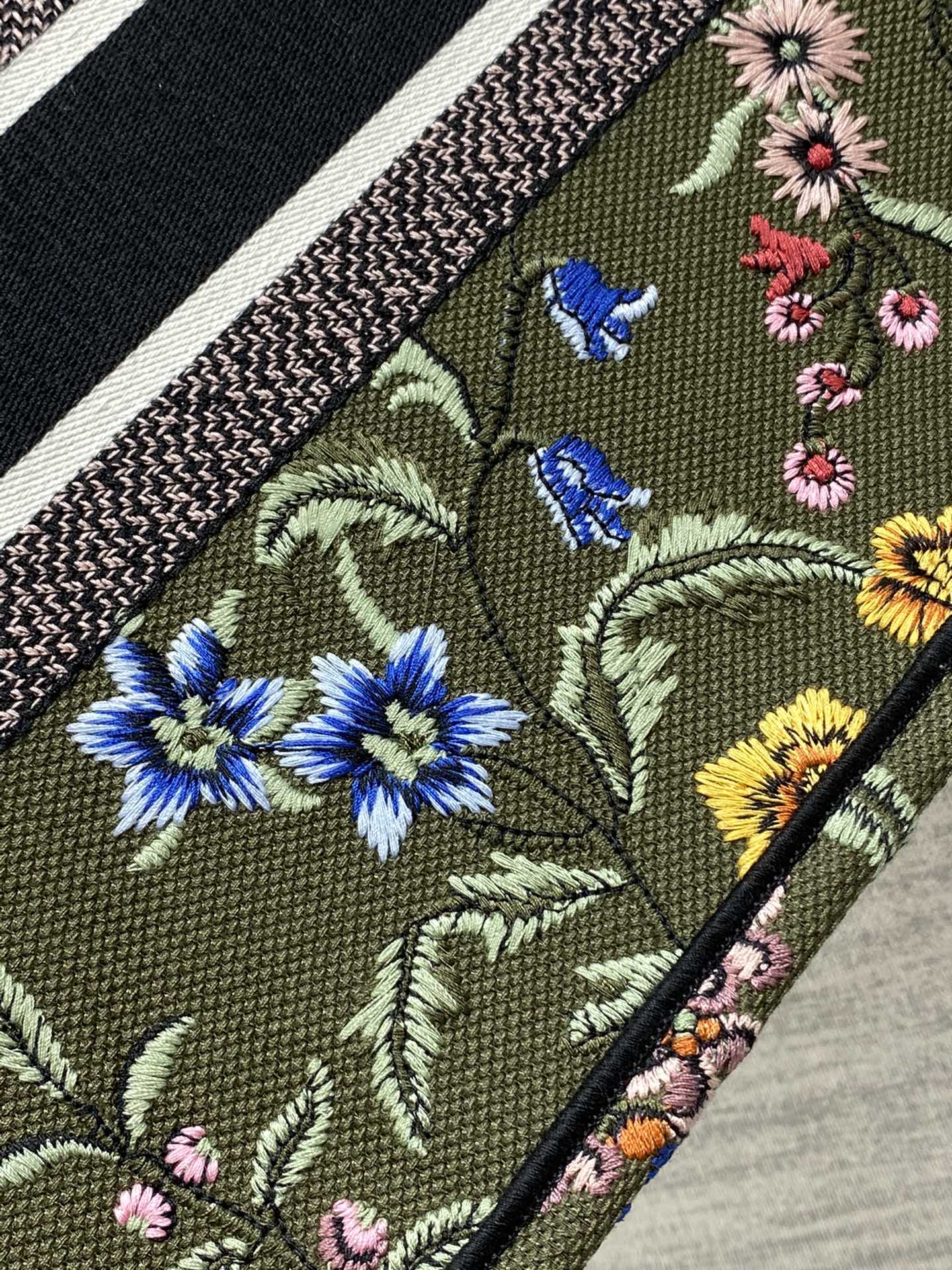 D*or book tote