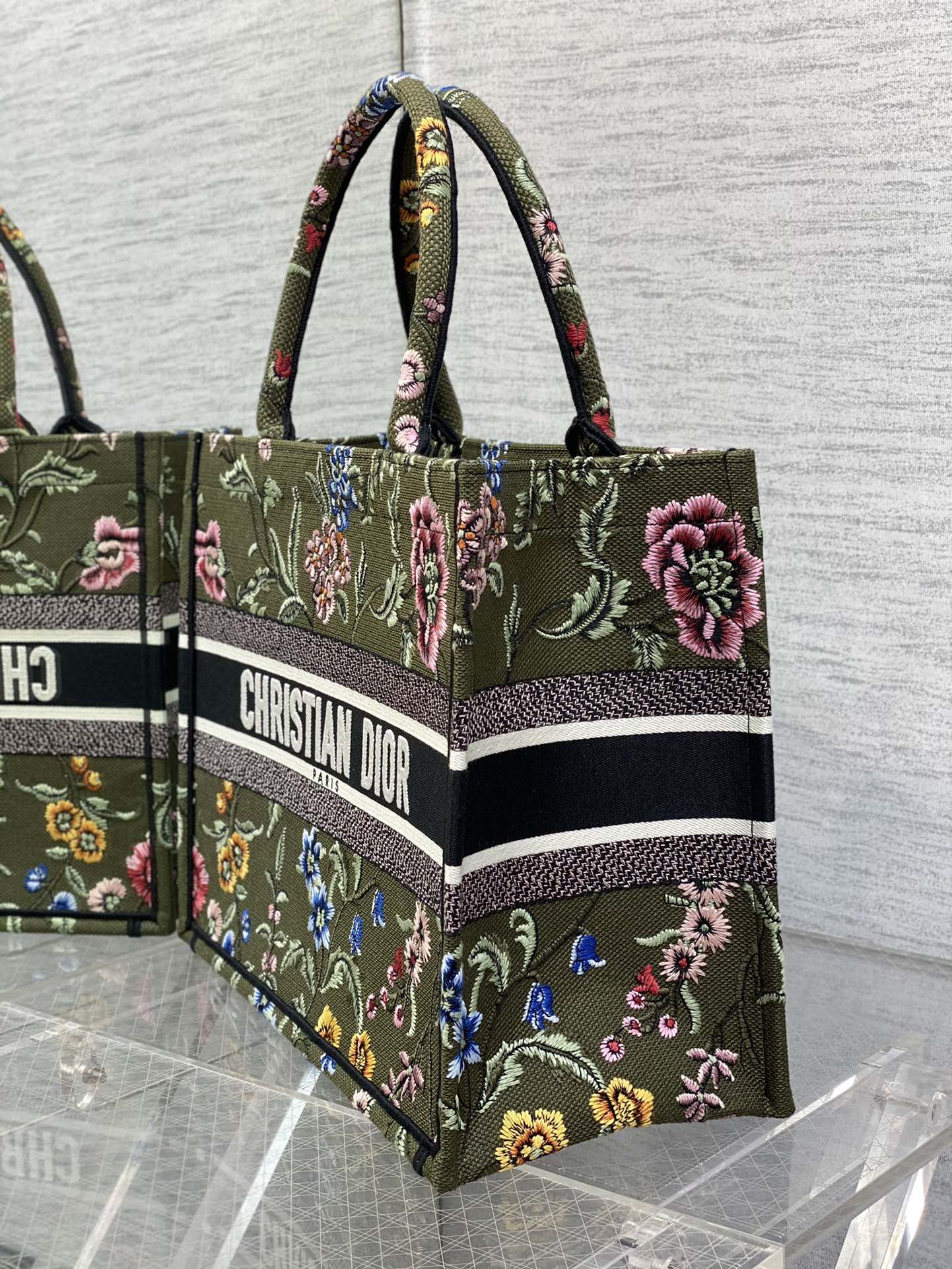 D*or book tote