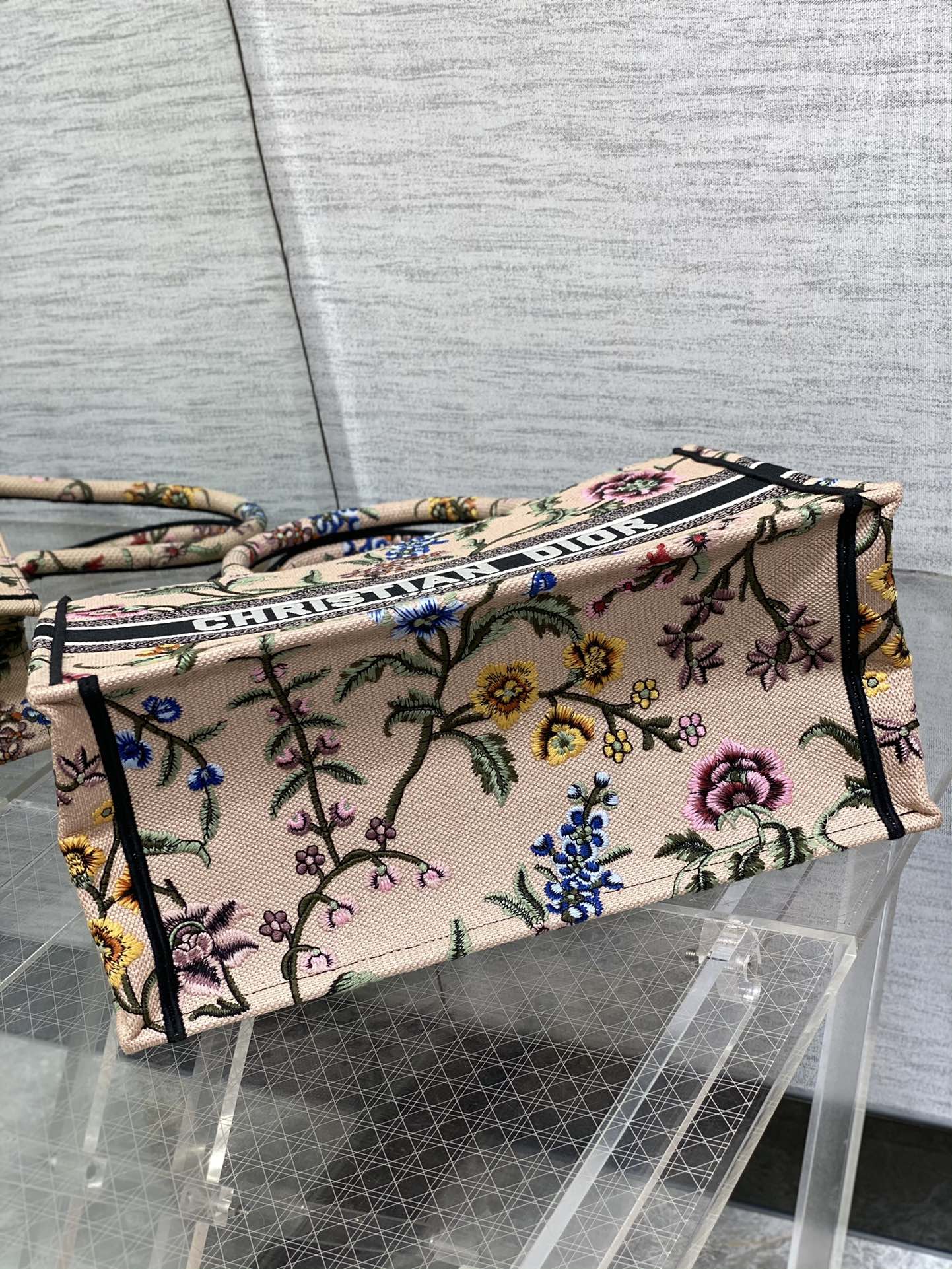 D*or book tote