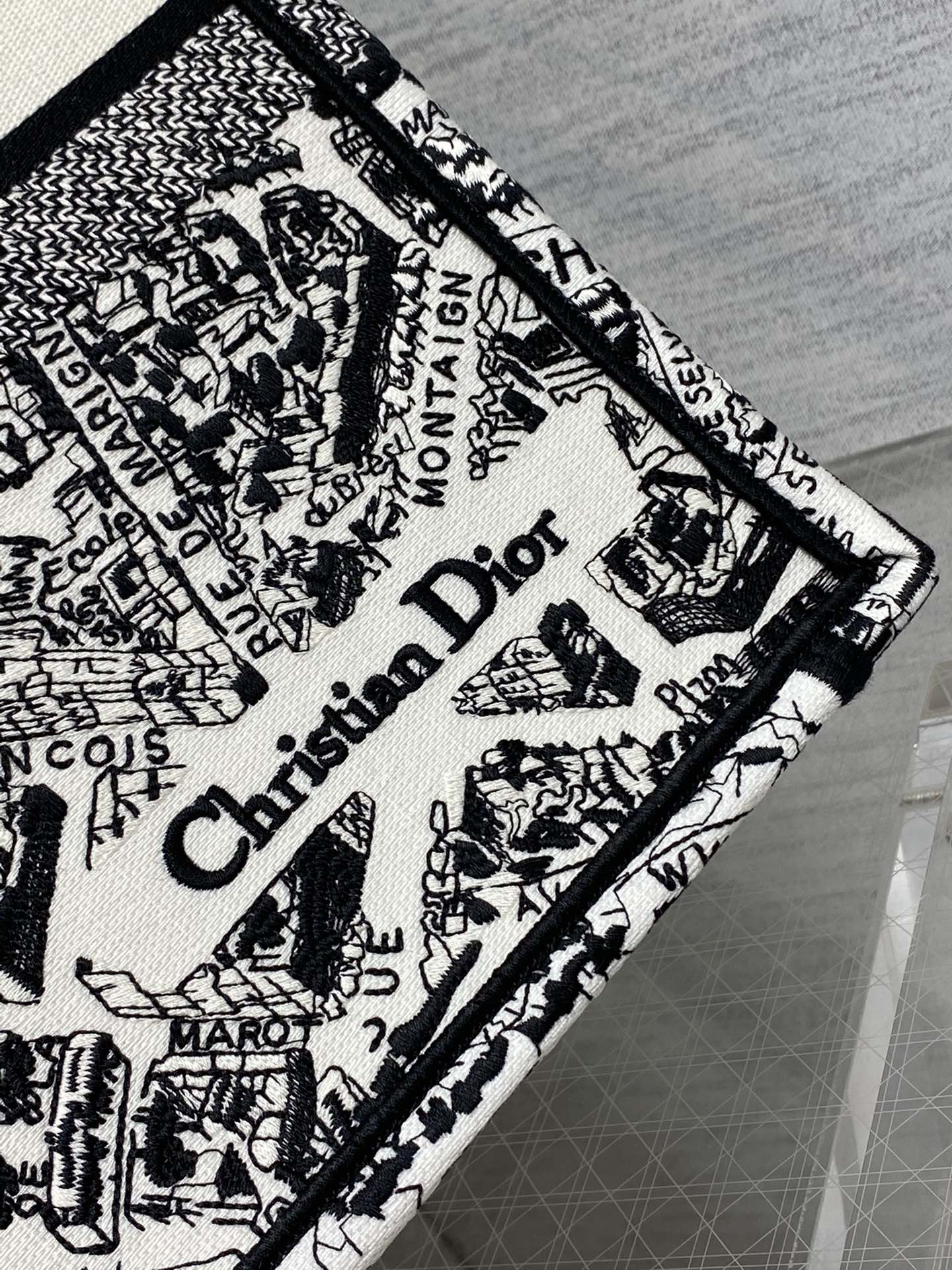 D*or book tote