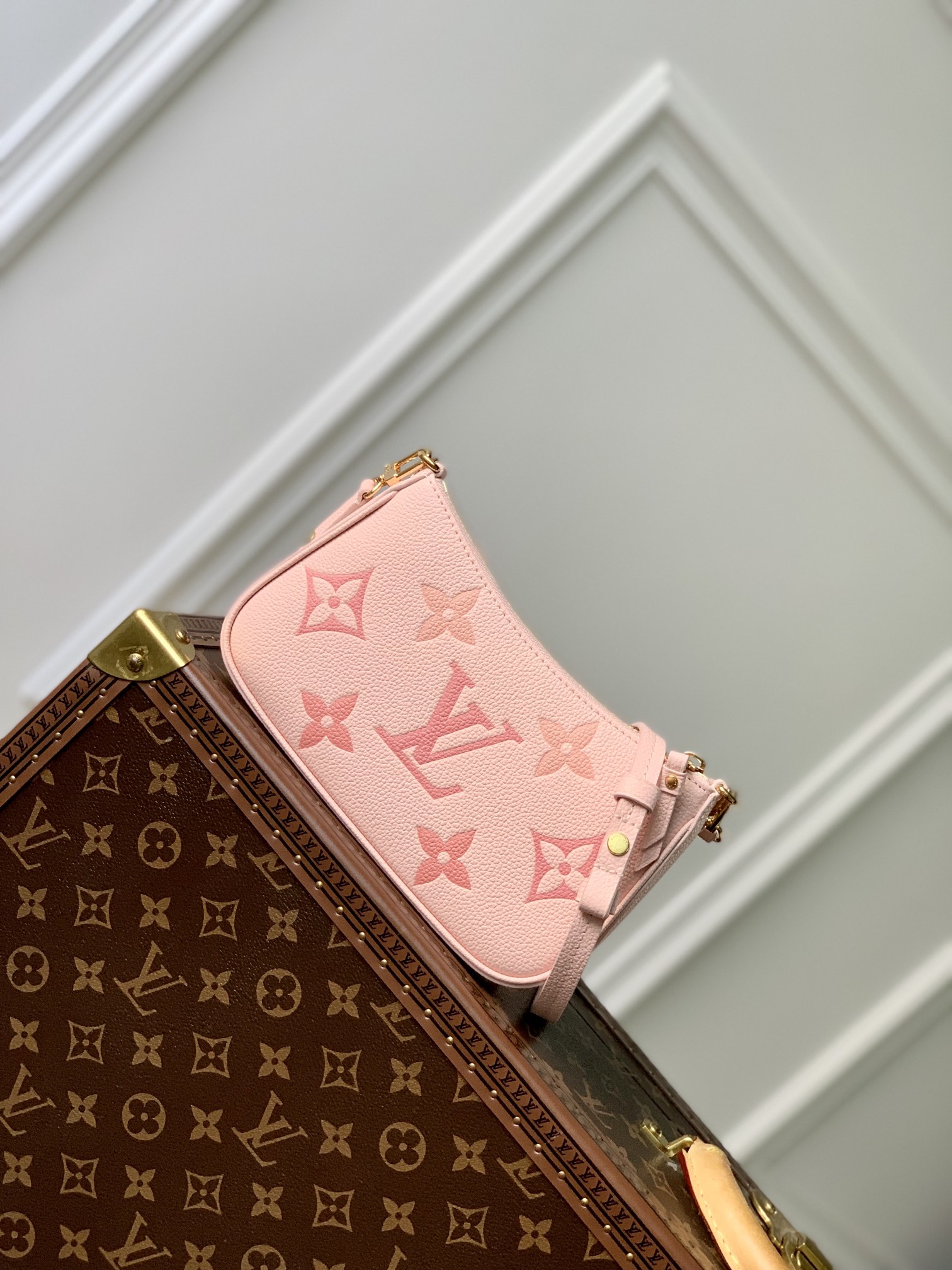 l0*is V*t0n easy pouch on strap-19x11.5x3cm
